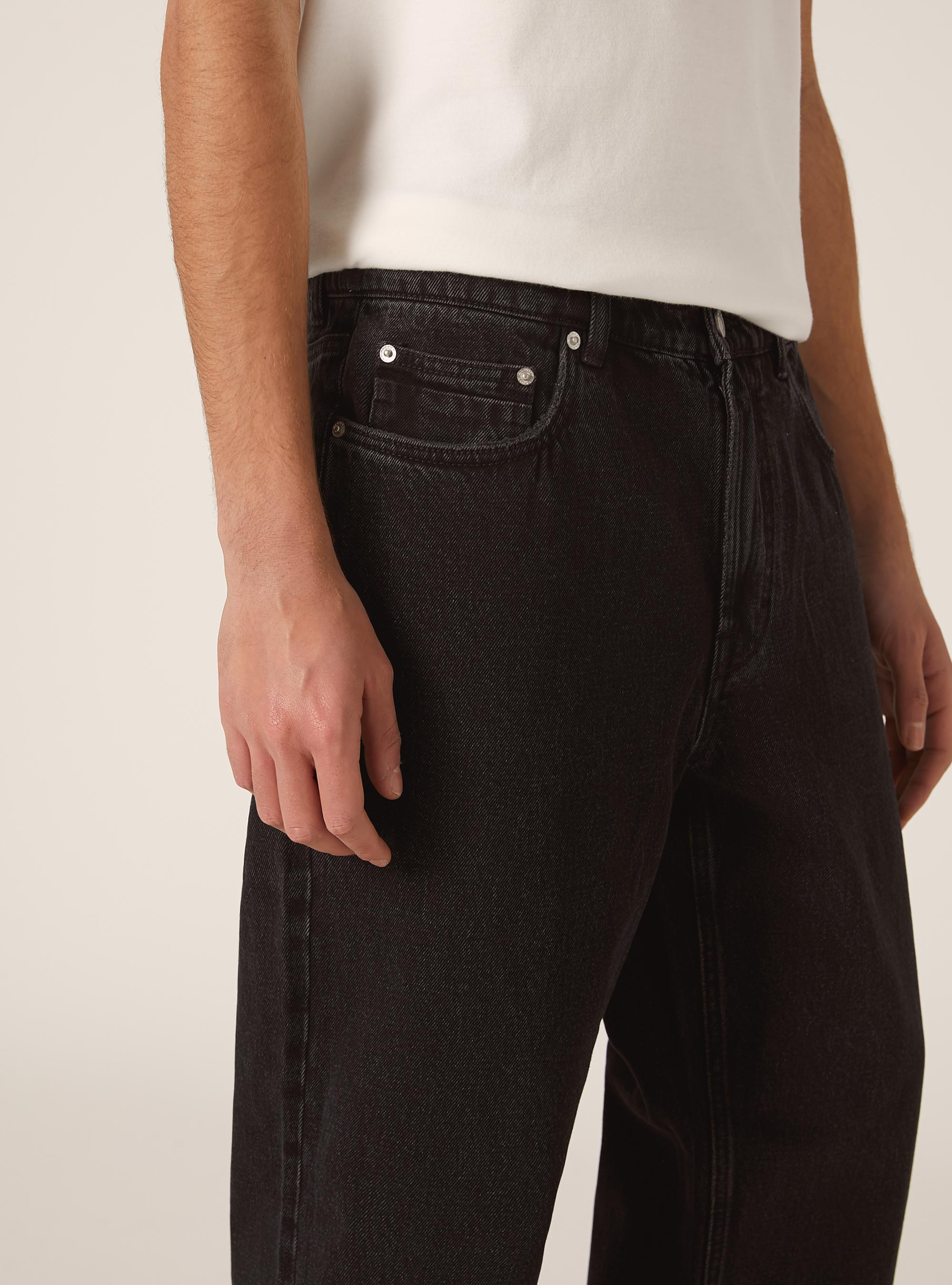 Pantalon droit en denim color&eacute;, BK1 BLACK