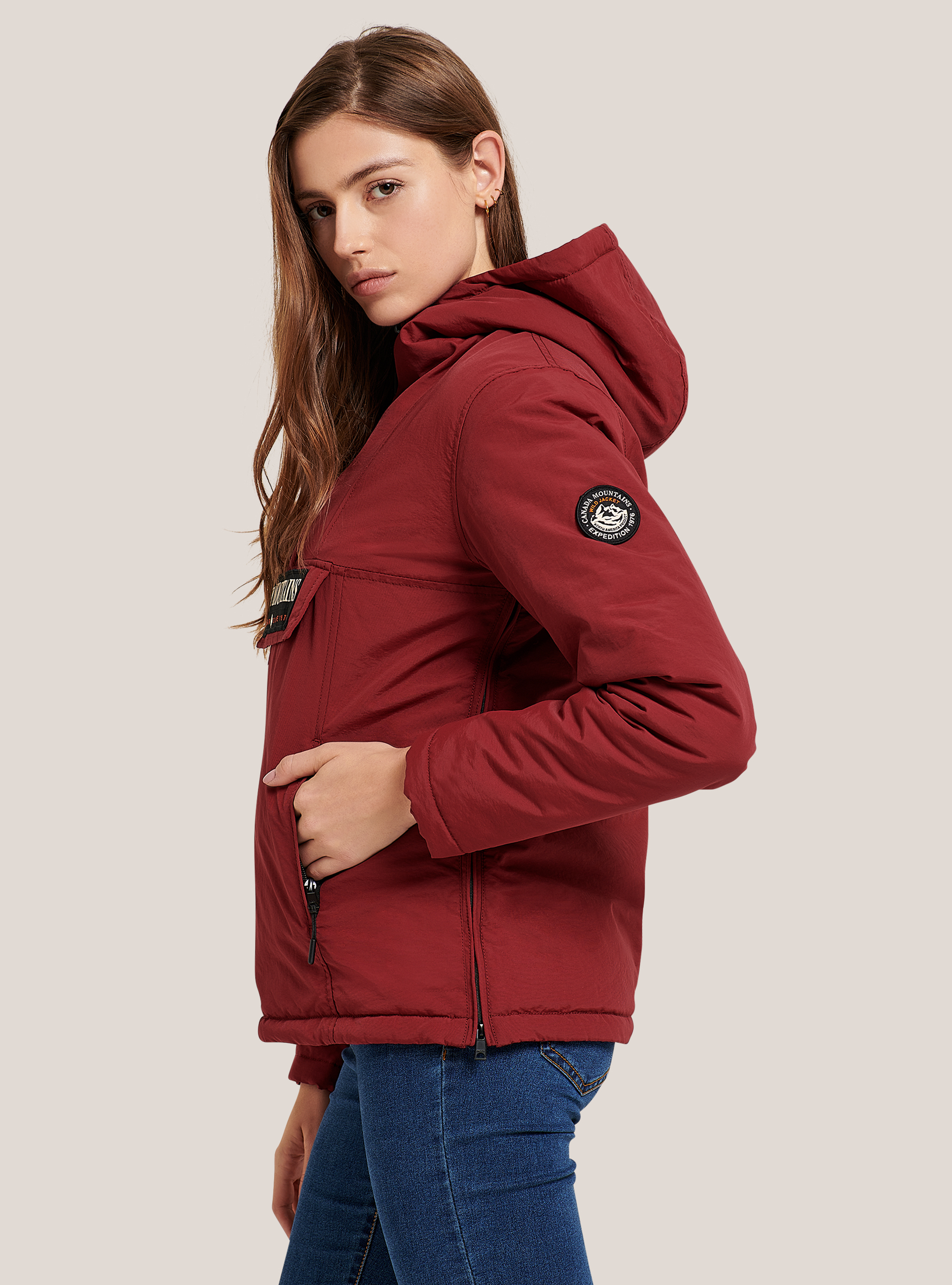 Giubbotto anorak con patch e cappuccio, C3398 BORDEAUX