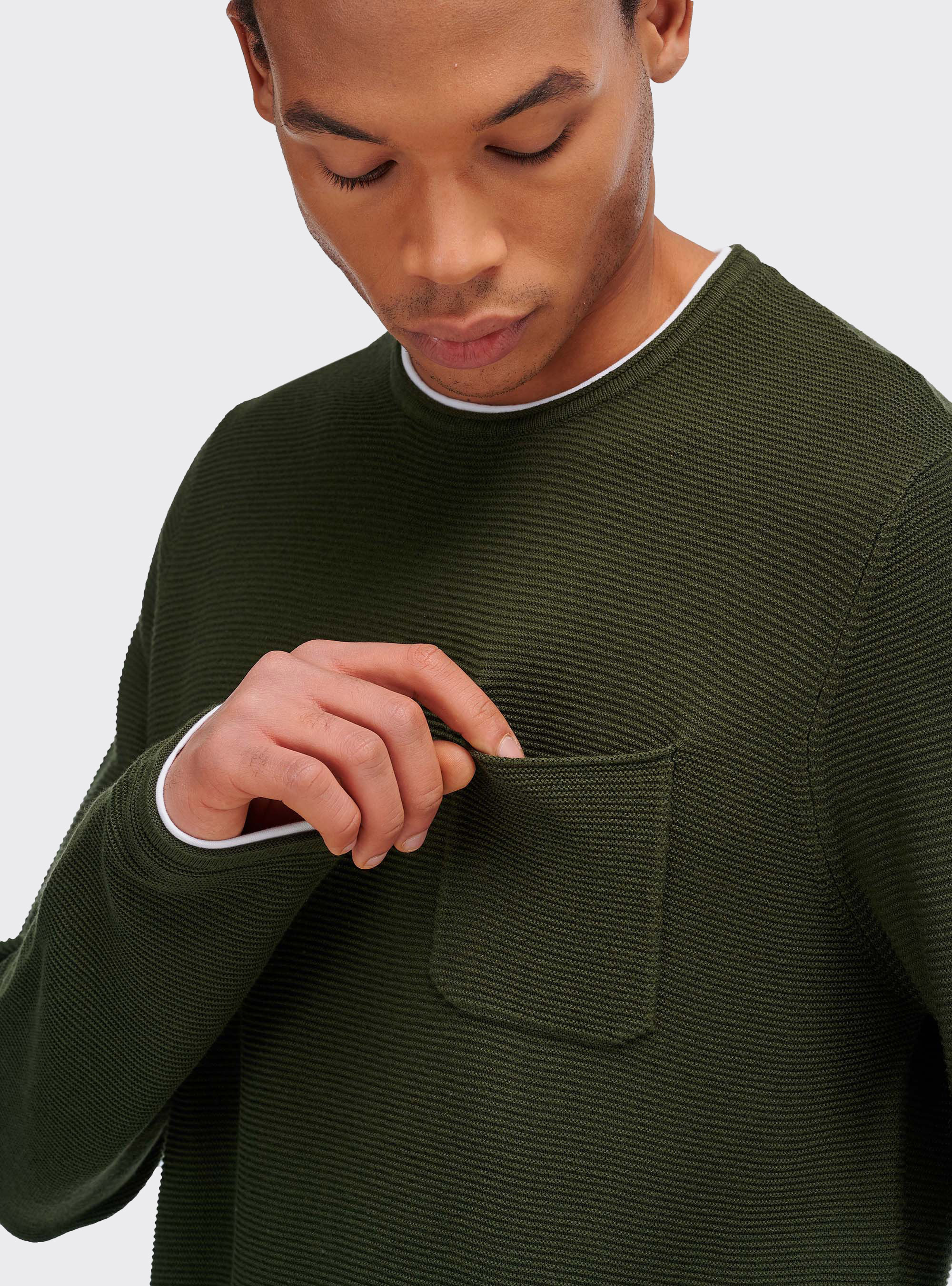 Jersey cuello enrollado con detalle camiseta y bolsillo, C6631 KAKY