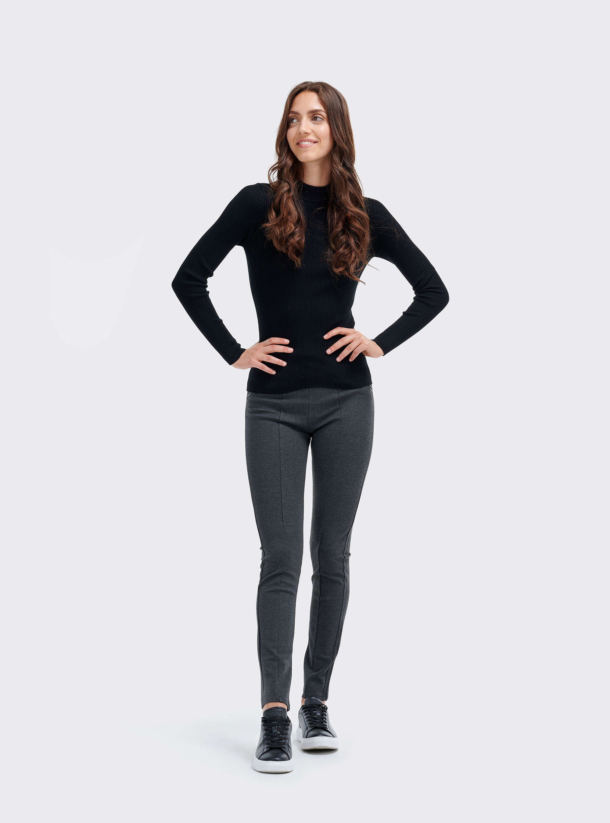 Pullover aus geripptem Strick mit halbhohem Kragen, C101 BLACK