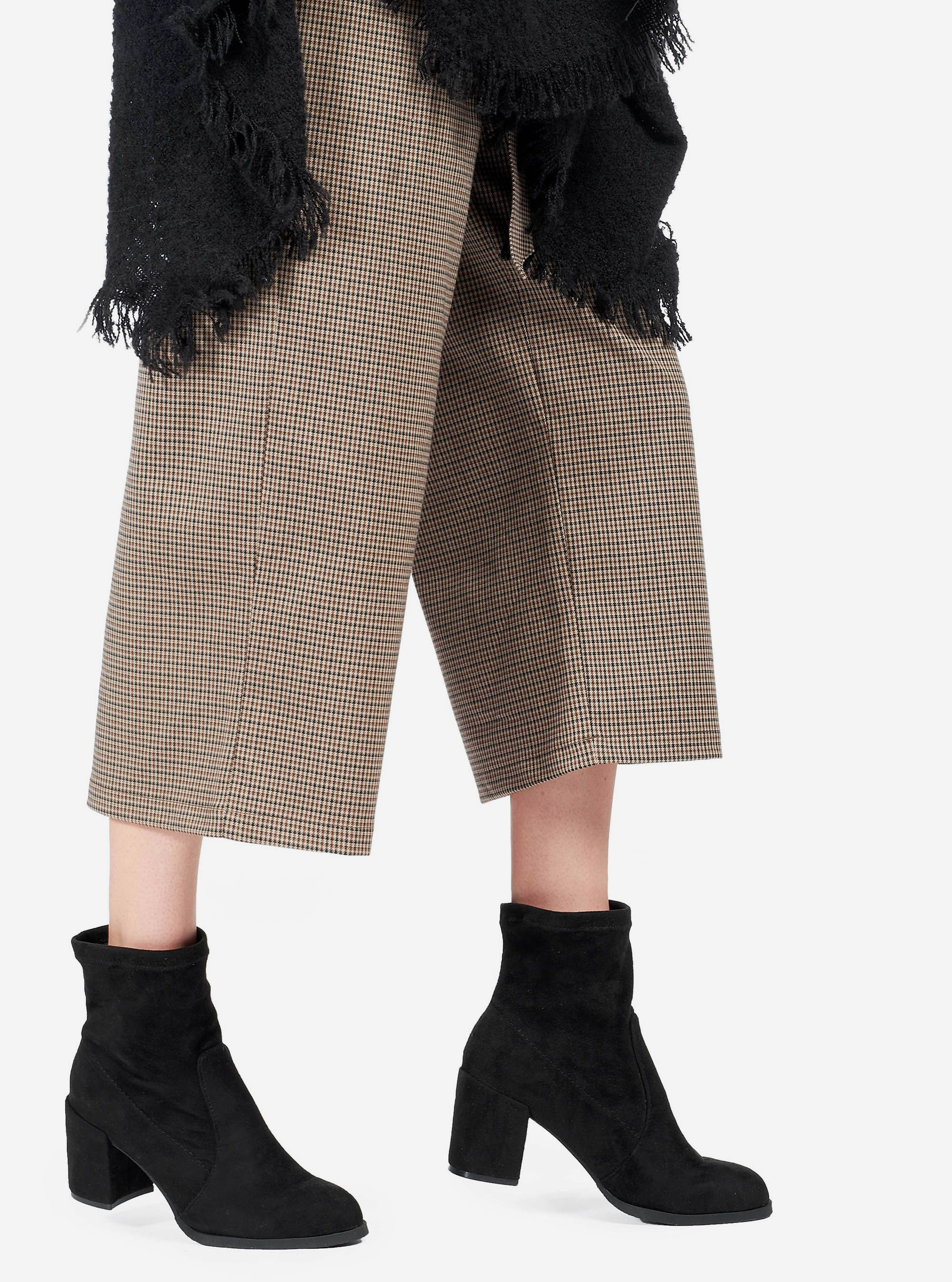 BOTAS TOBILLERAS CON TACÓN, NEGRO