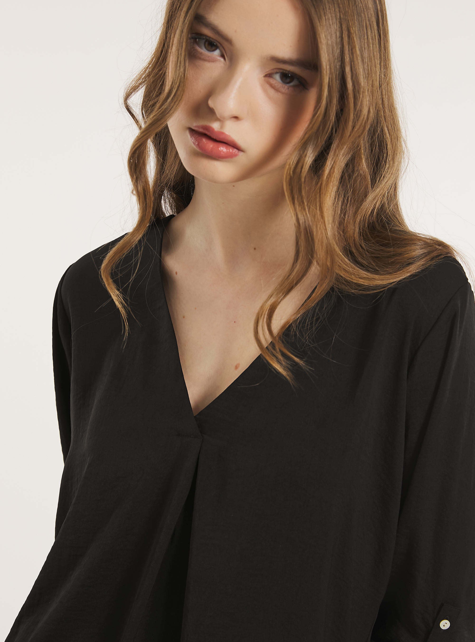 Blusa con scollo a v in satin, BK1 BLACK