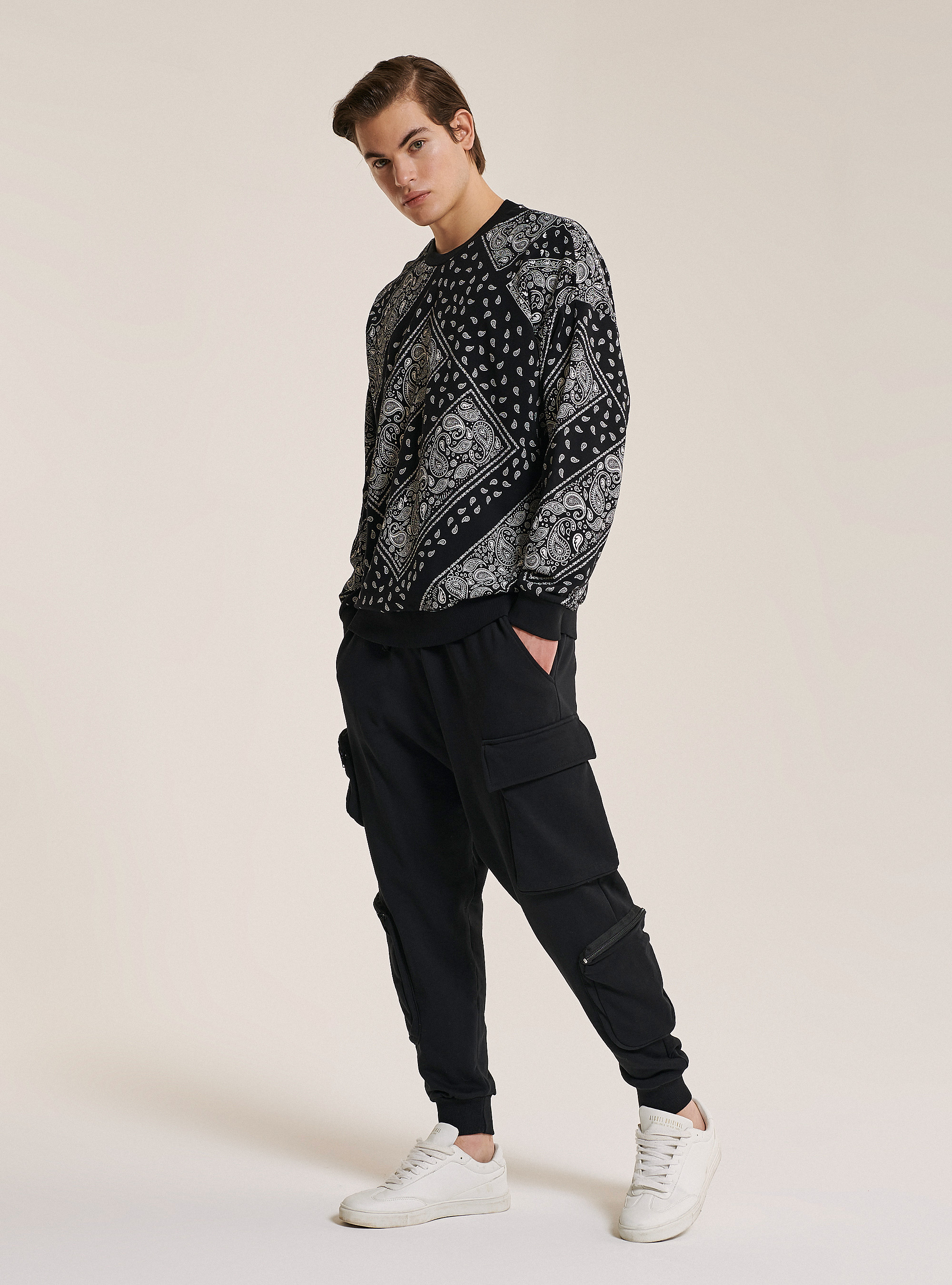 Ringhals-Sweatshirt mit Paisley-Print, C101 BLACK