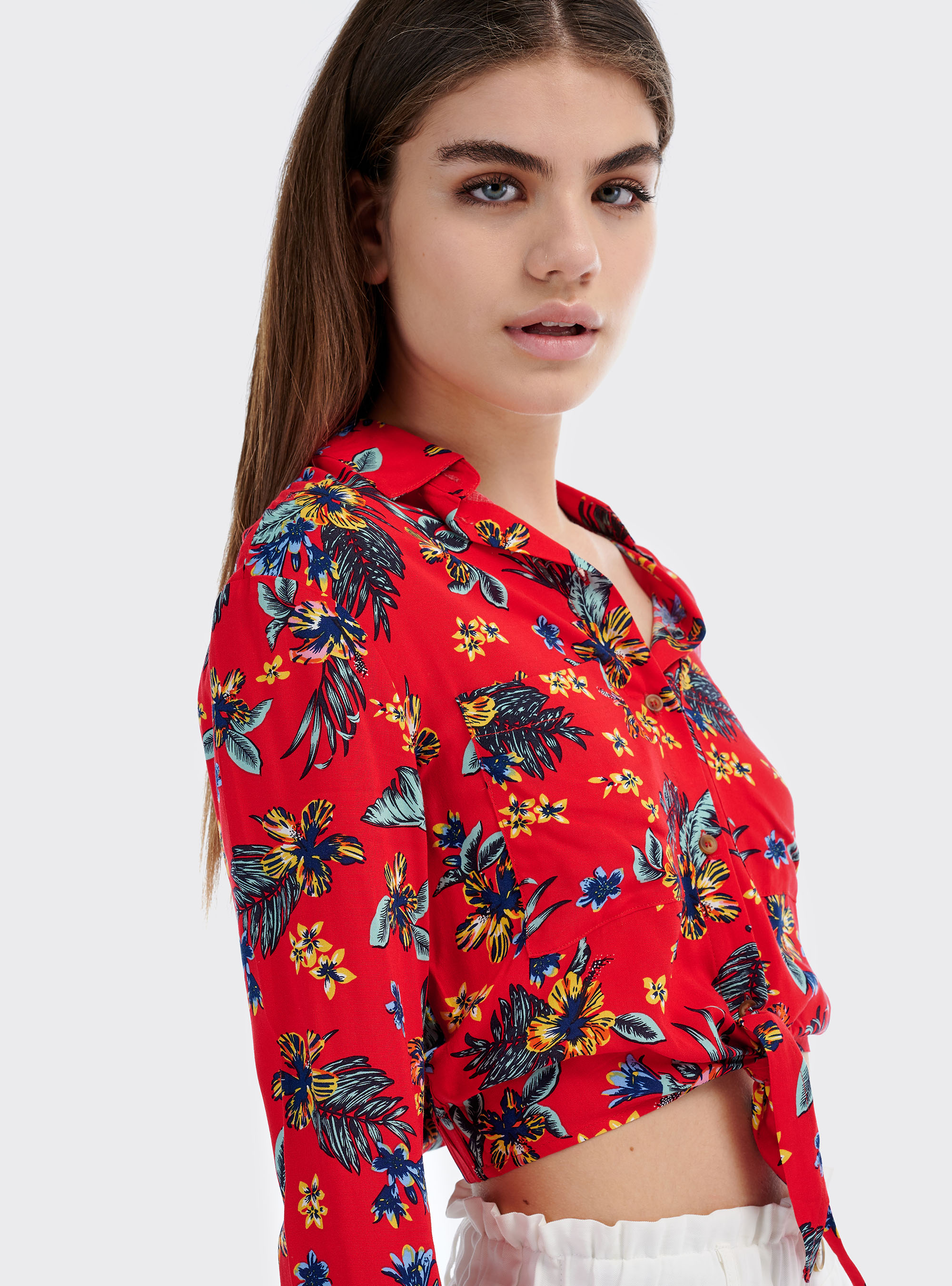 Camicia cropped con nodo stampa caraibi, MULTICOLOR