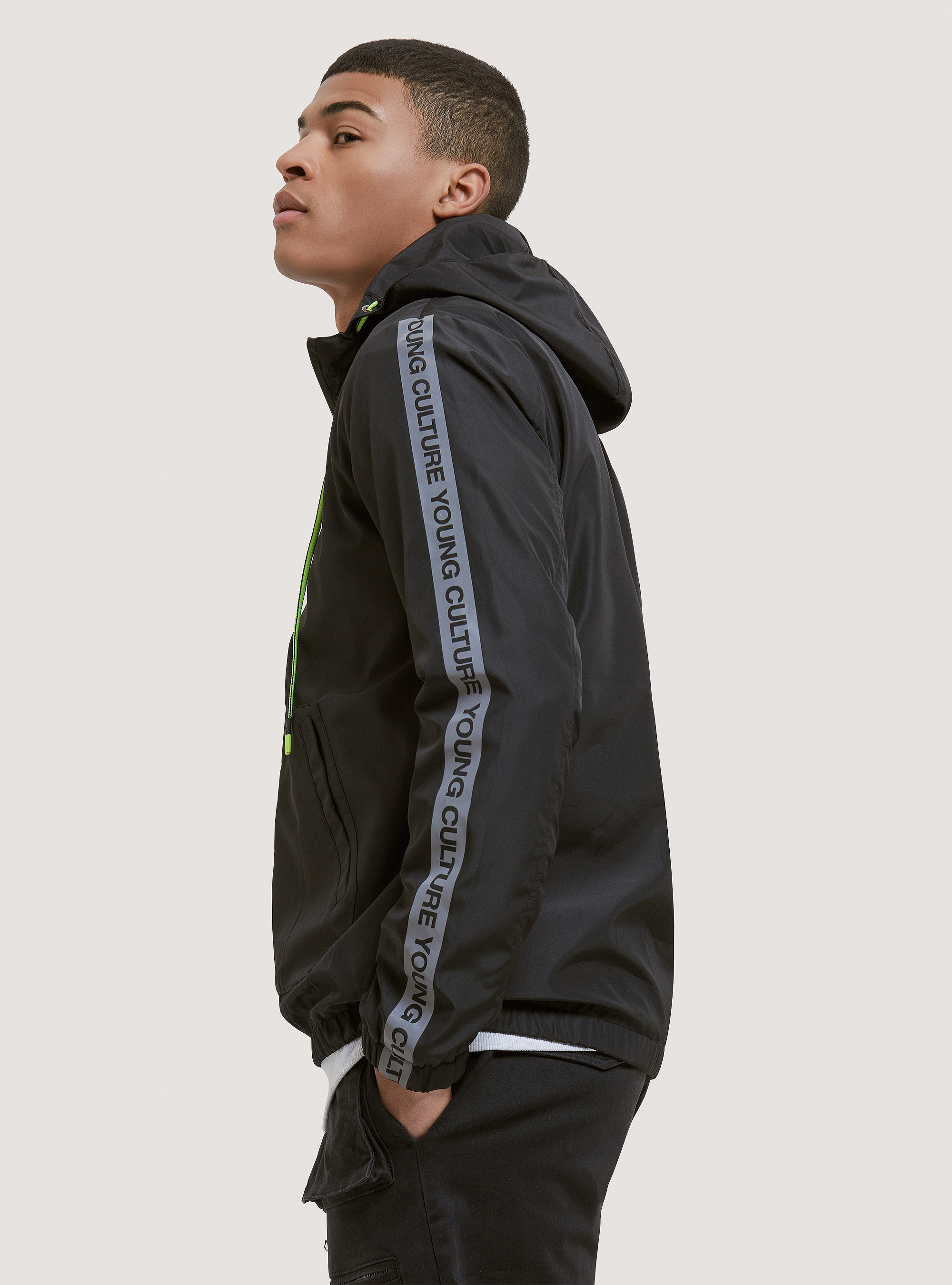 Giubbotto antivento con bande laterali reflective, BLACK