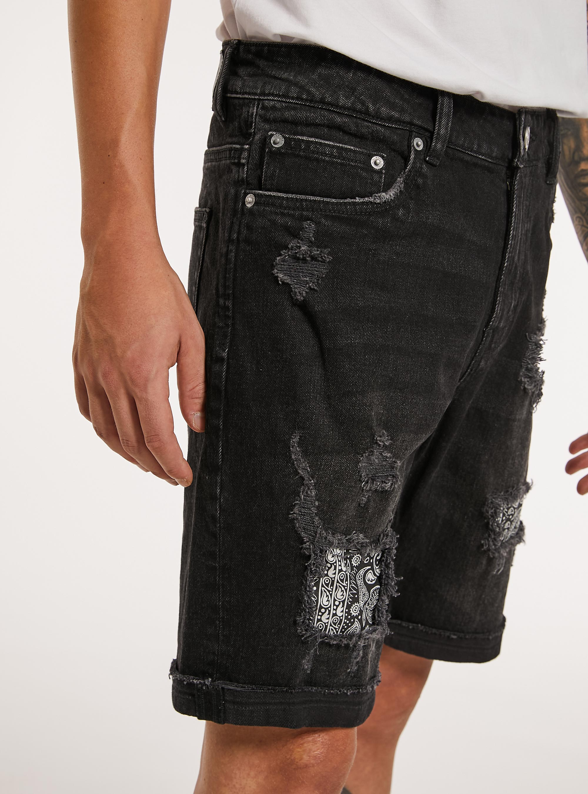 Stretch denim slim fit Bermuda shorts with rips, D000 BLACK