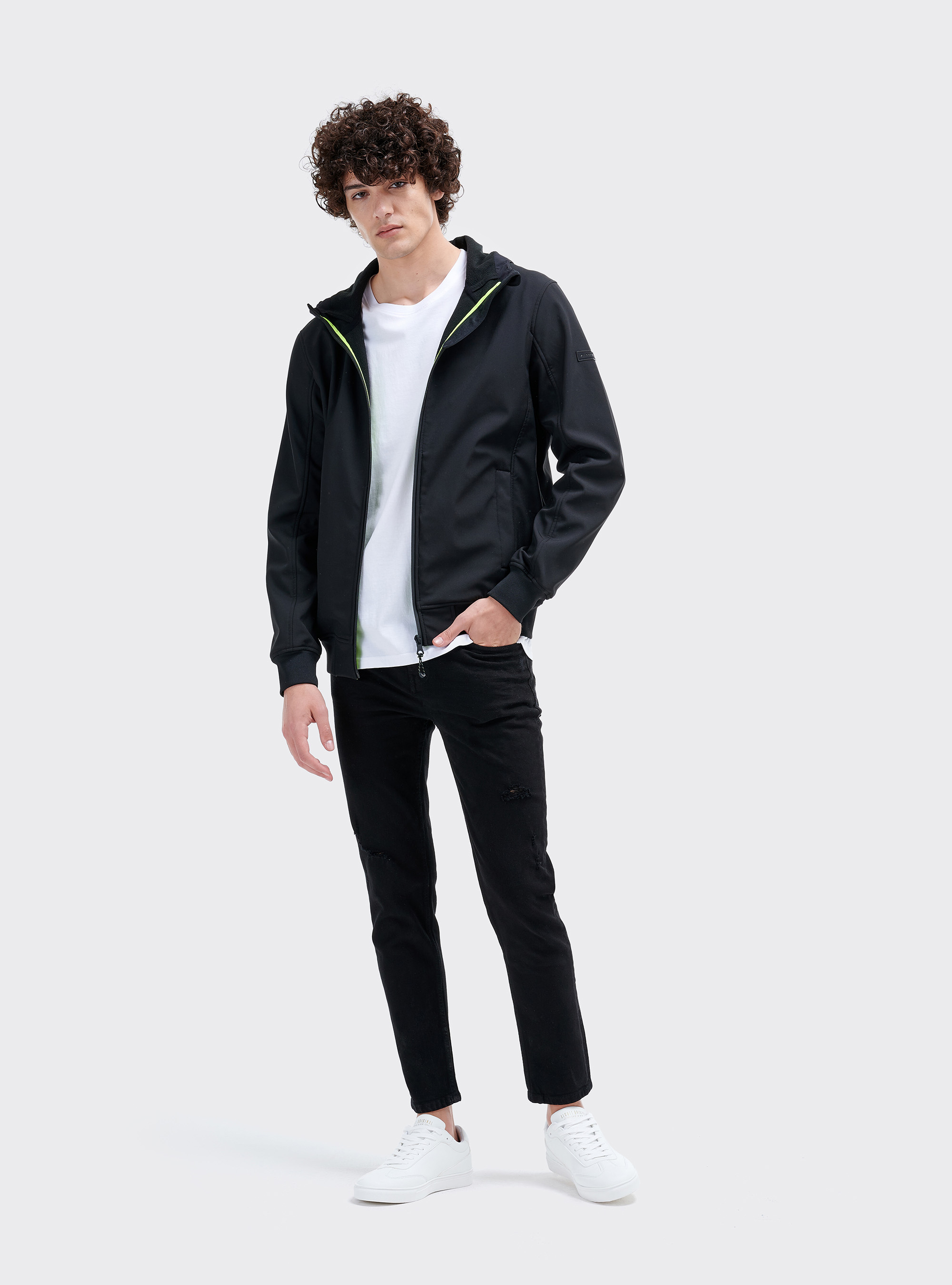 Pantaloni 5 tasche carrot fit con rotture, NERO