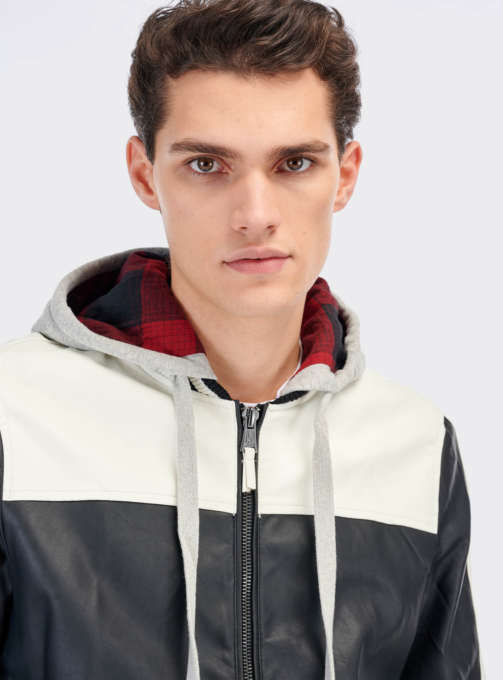 Giubbotto bicolore effetto pelle con cappuccio, C101 BLACK