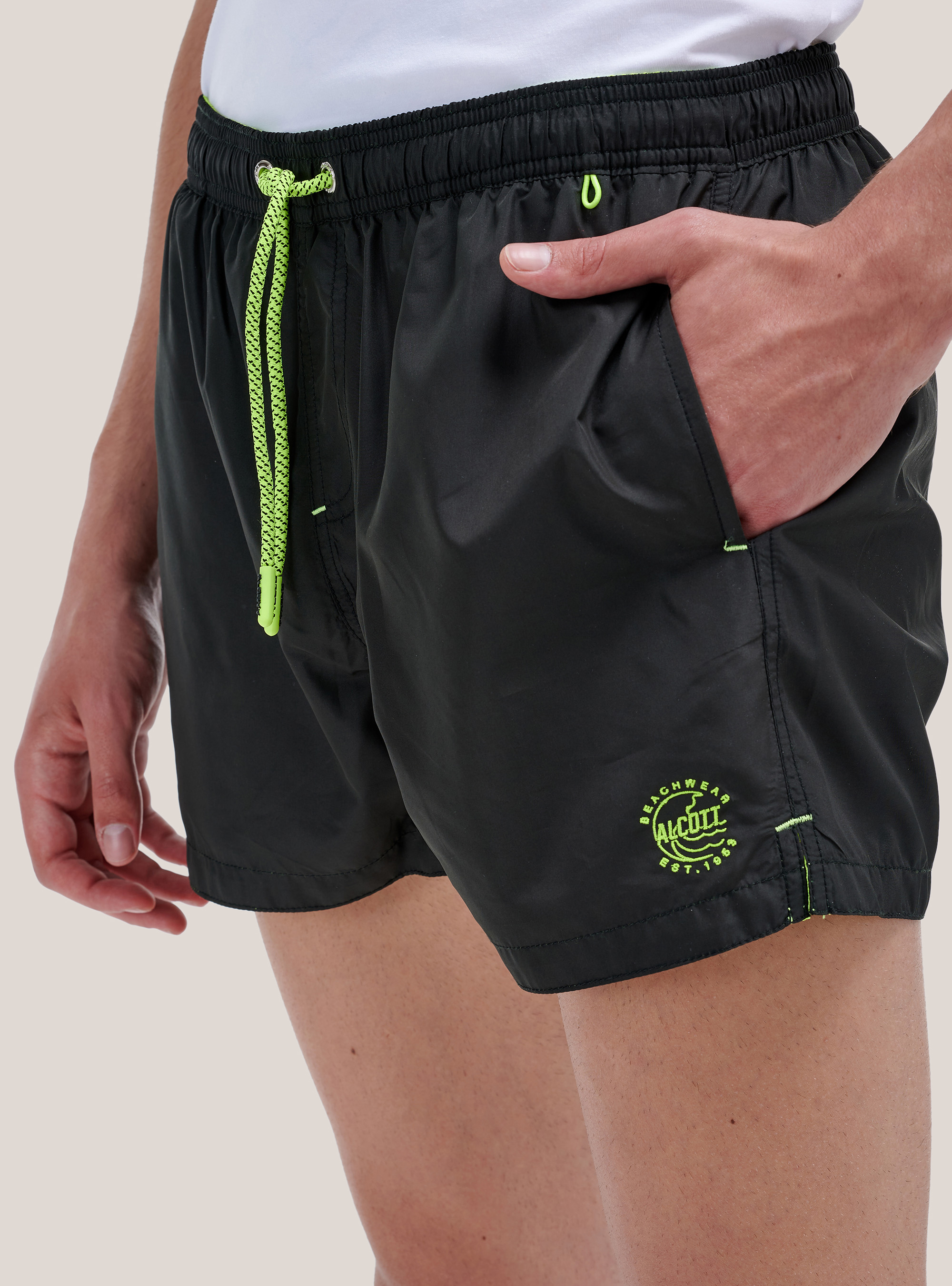 Ba&ntilde;ador con logo bordado y cord&oacute;n en contraste., NEGRO