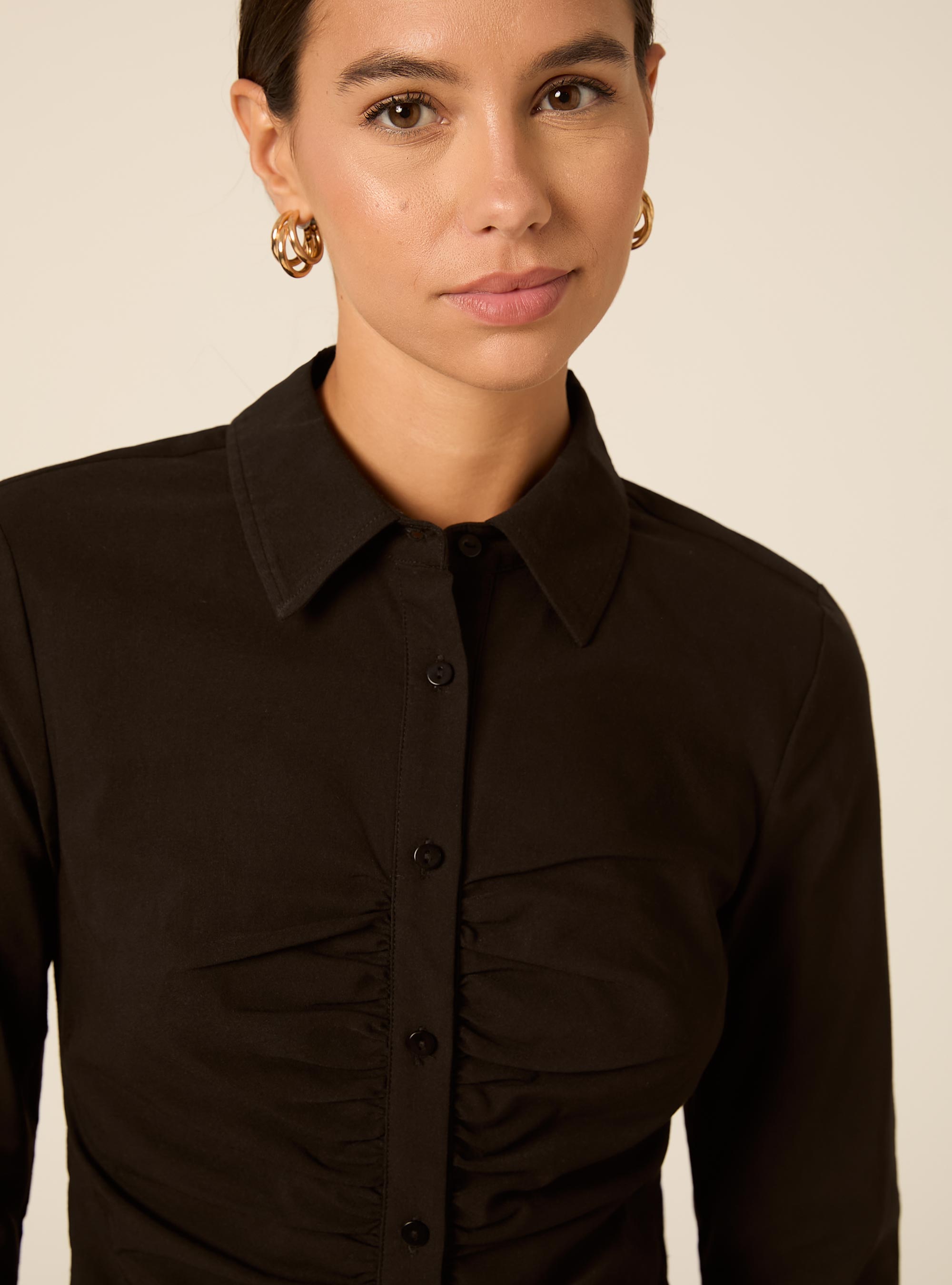 Camisa de manga larga fruncida en el delantero, BK1 BLACK