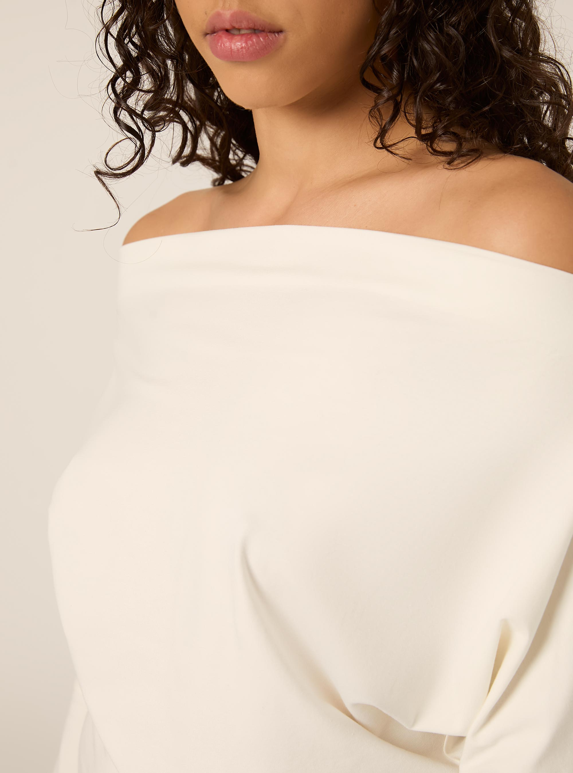 T-shirt a maniche lunghe asimmetrica, WH1 OFF WHITE