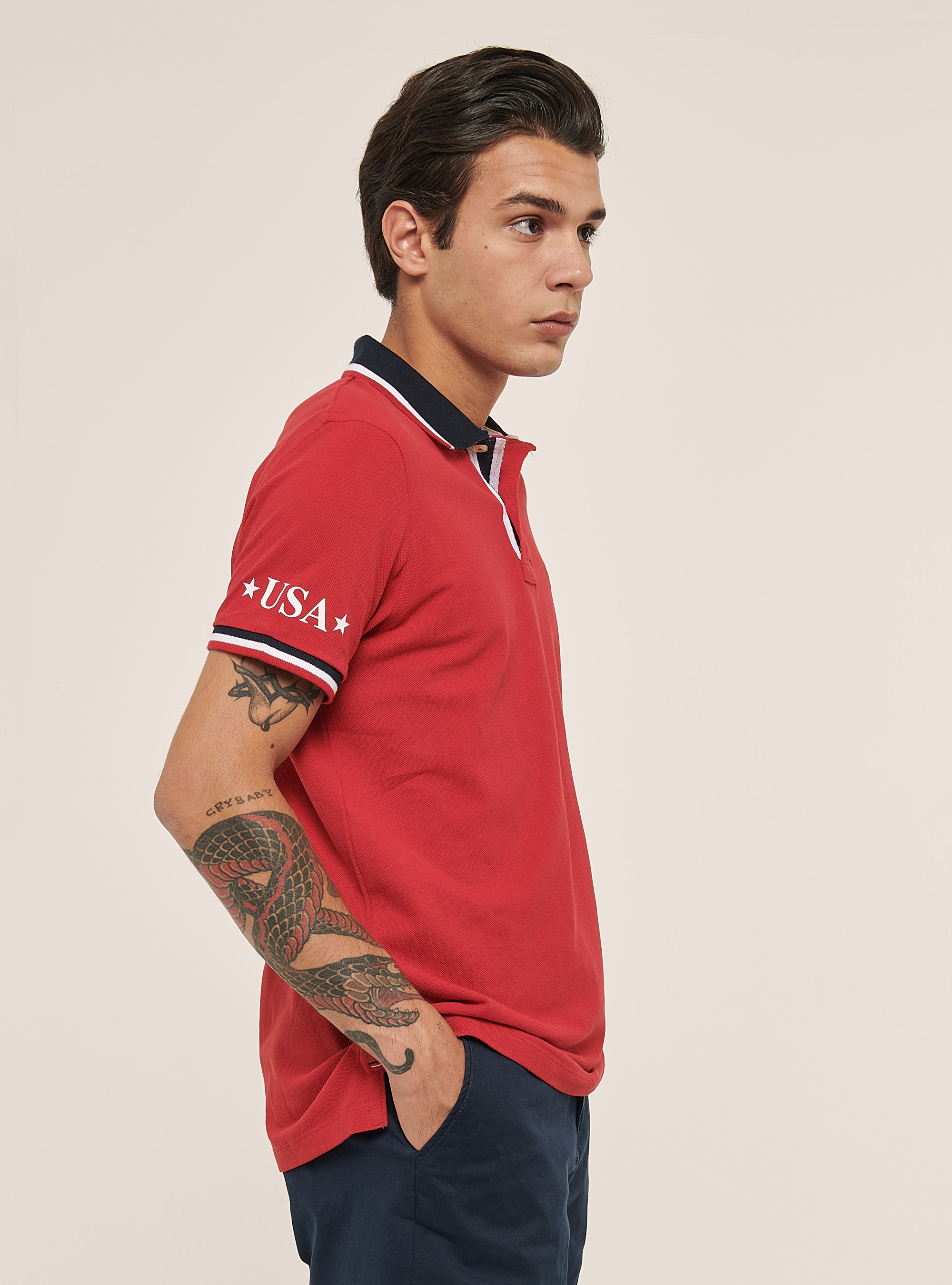 Cotton polo shirt with contrasting details on collar and sleeve, RED