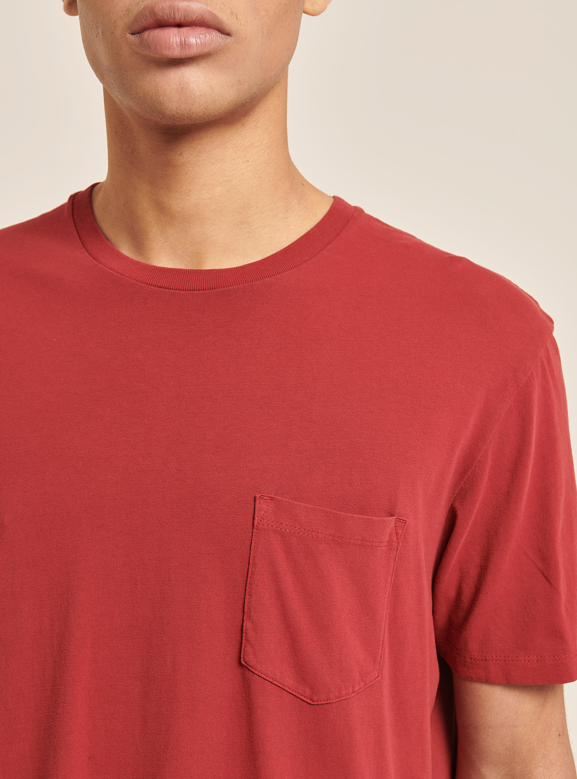 Maglietta girocollo con taschino in cotone, C3328 BORDEAUX