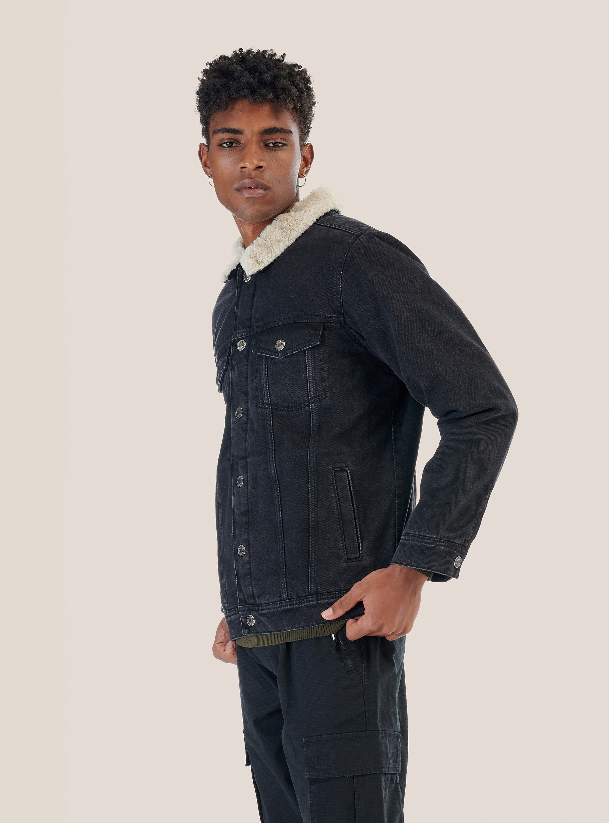 Giubbotto in denim con inserti in agnellato, NERO