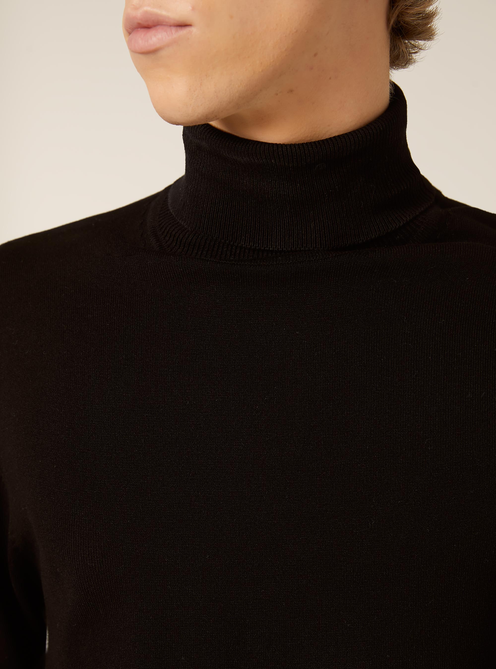 Jersey de cuello alto en viscosa suave, BK1 BLACK