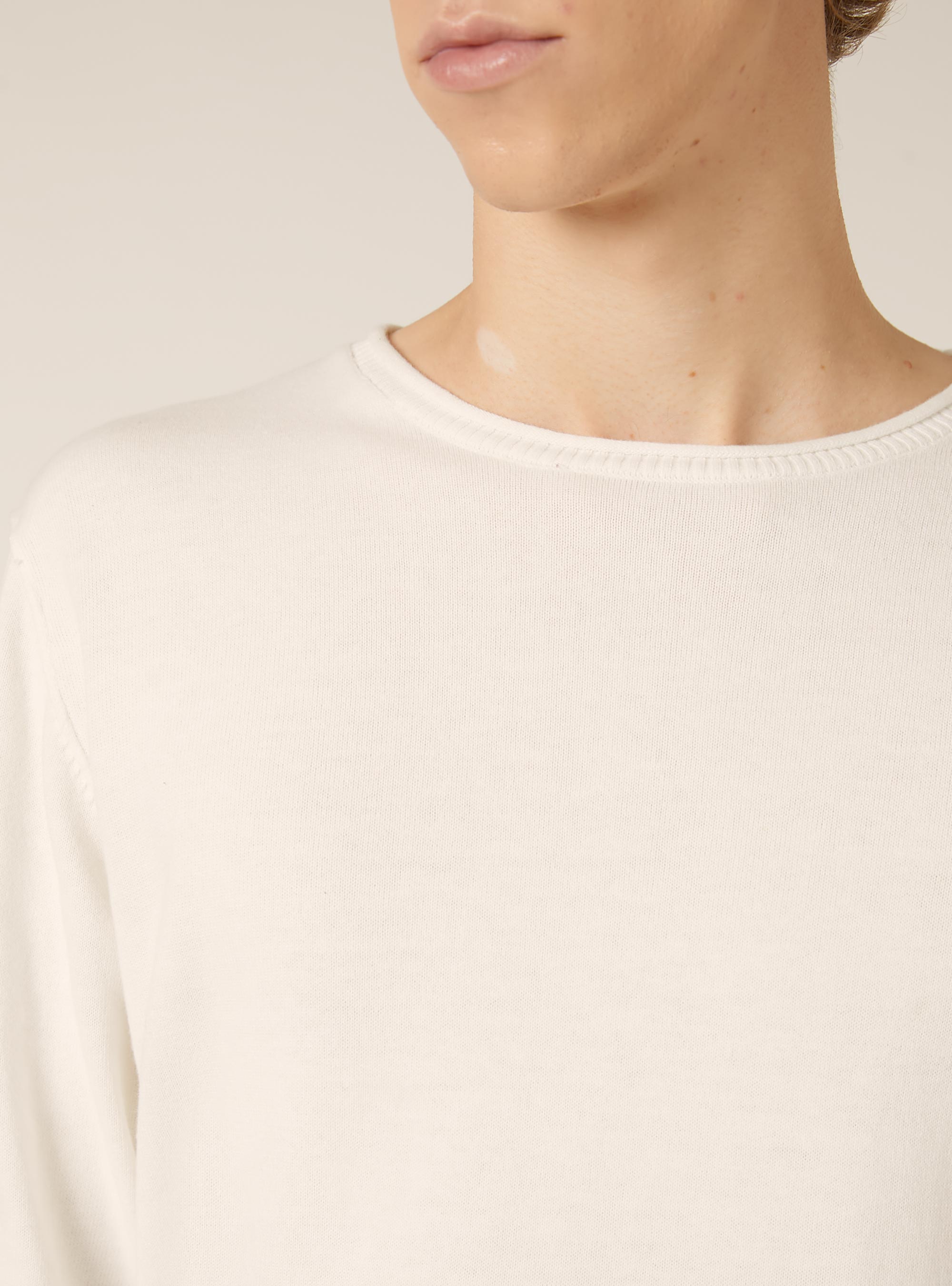 Raw cut pullover with roll neck, WH2 WHITE