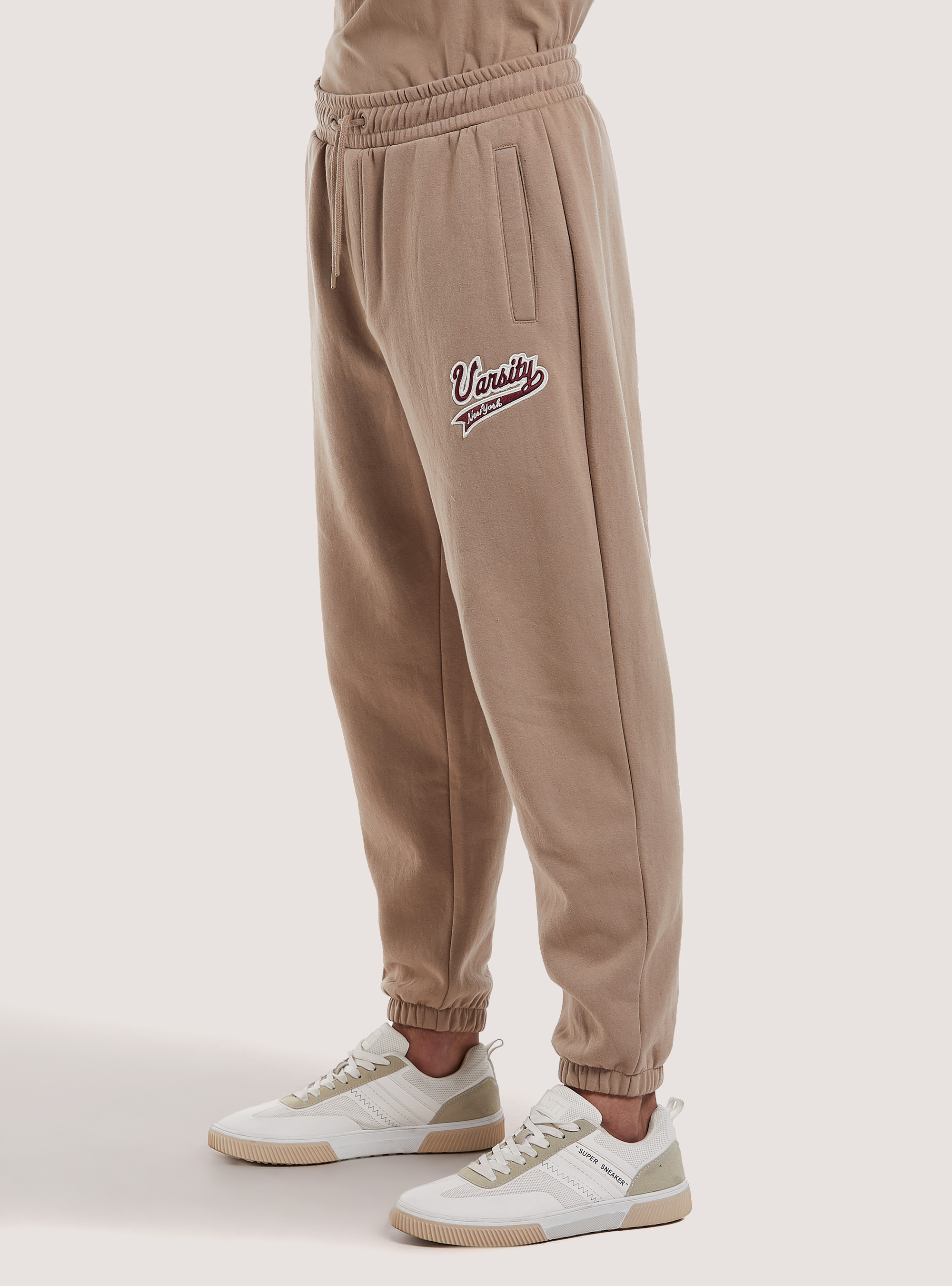 Pantalones jogger con parche universitario, BG3 BEIGE LIGHT