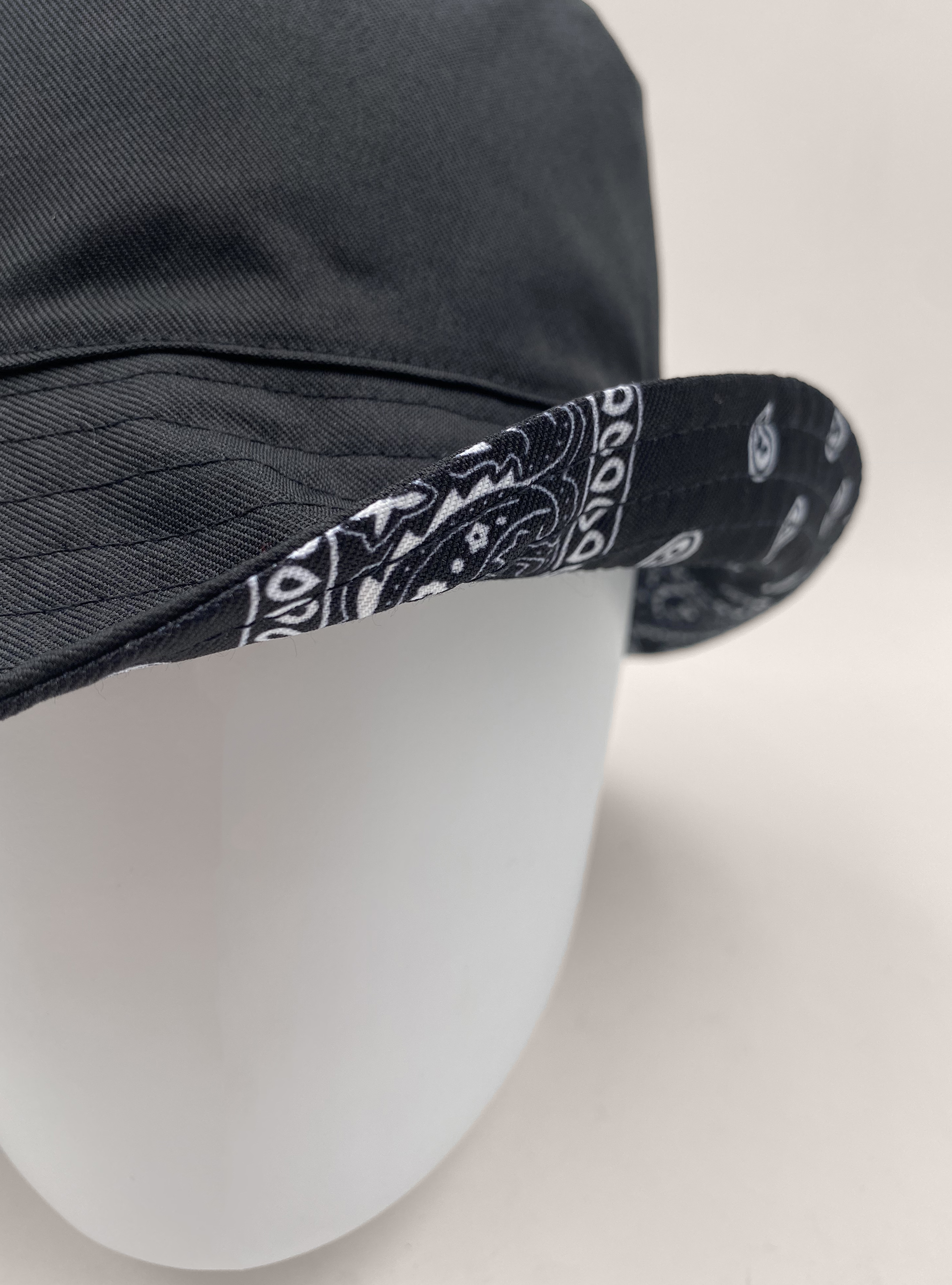 Cappello a secchiello con stampa paisley reversibile, C101 BLACK