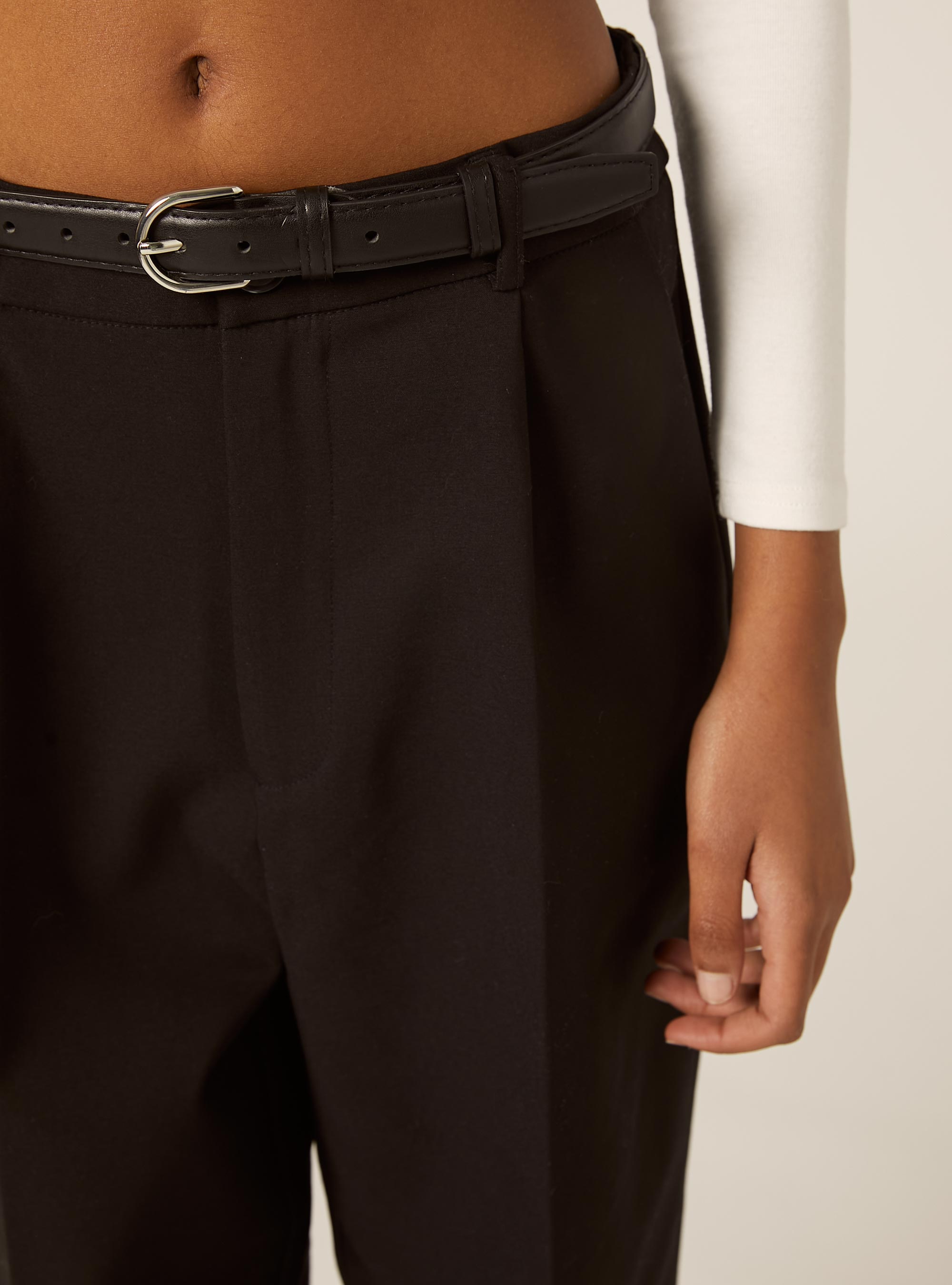 Pantalones entallados con cinturón, BK1 BLACK