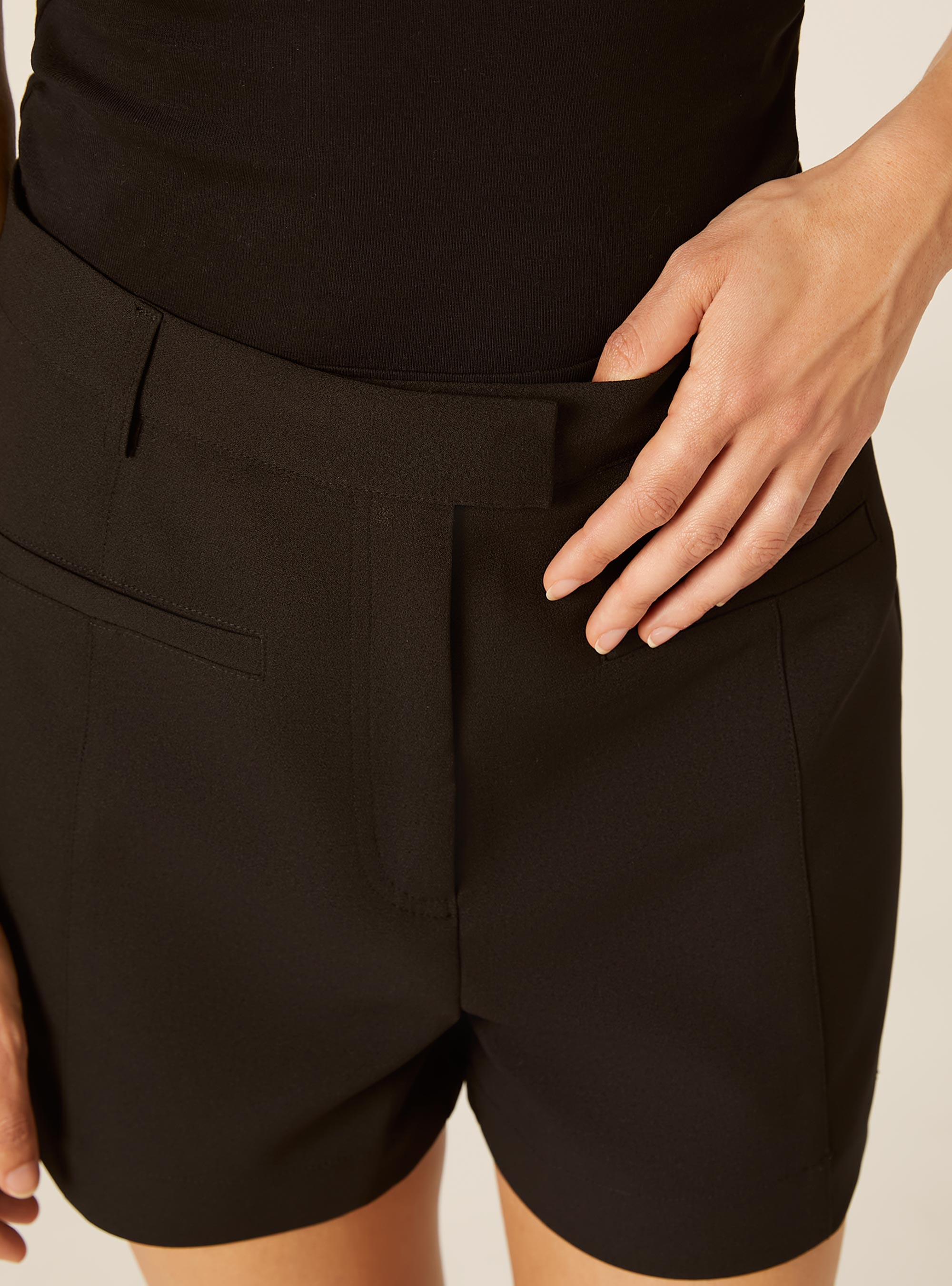 Shorts corto in crepe, BK1 BLACK