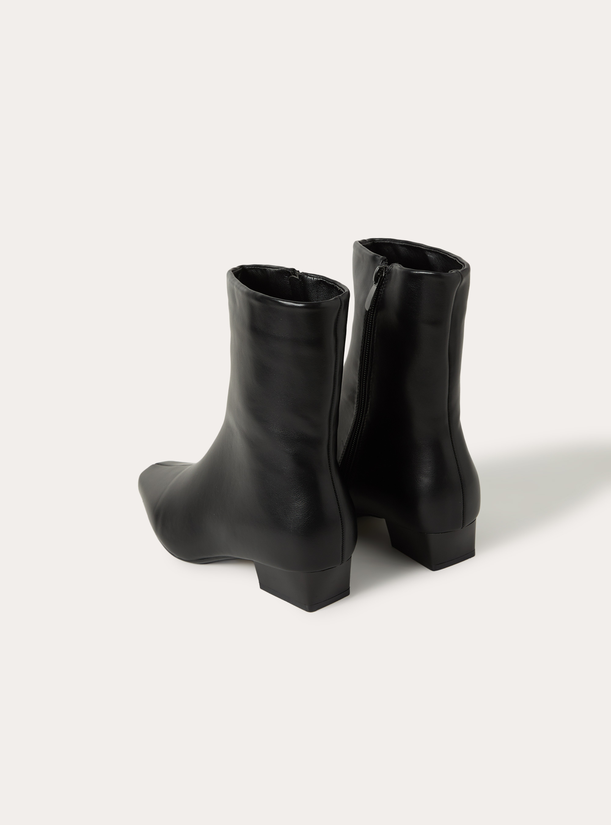 Bottines basses en effet cuir a bout carre et zip, BK1 BLACK