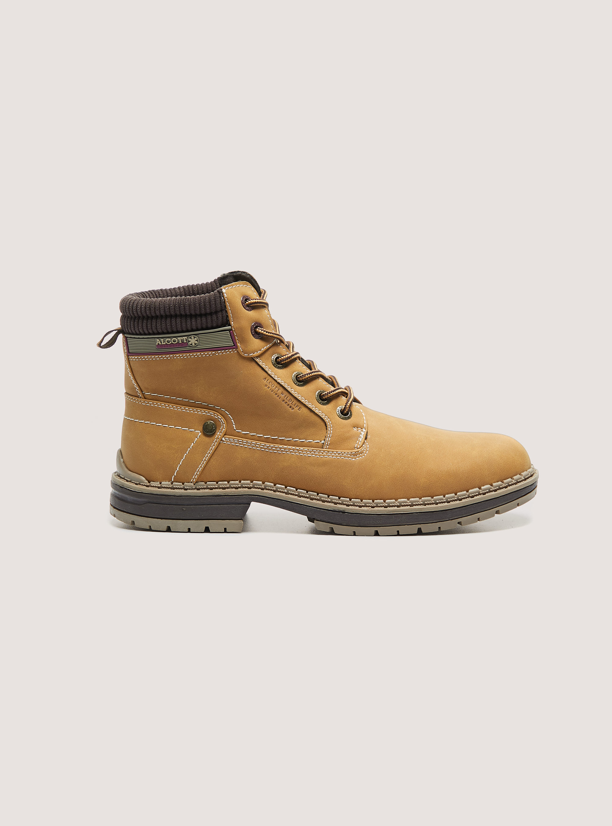 Scarpe mountains con stringhe