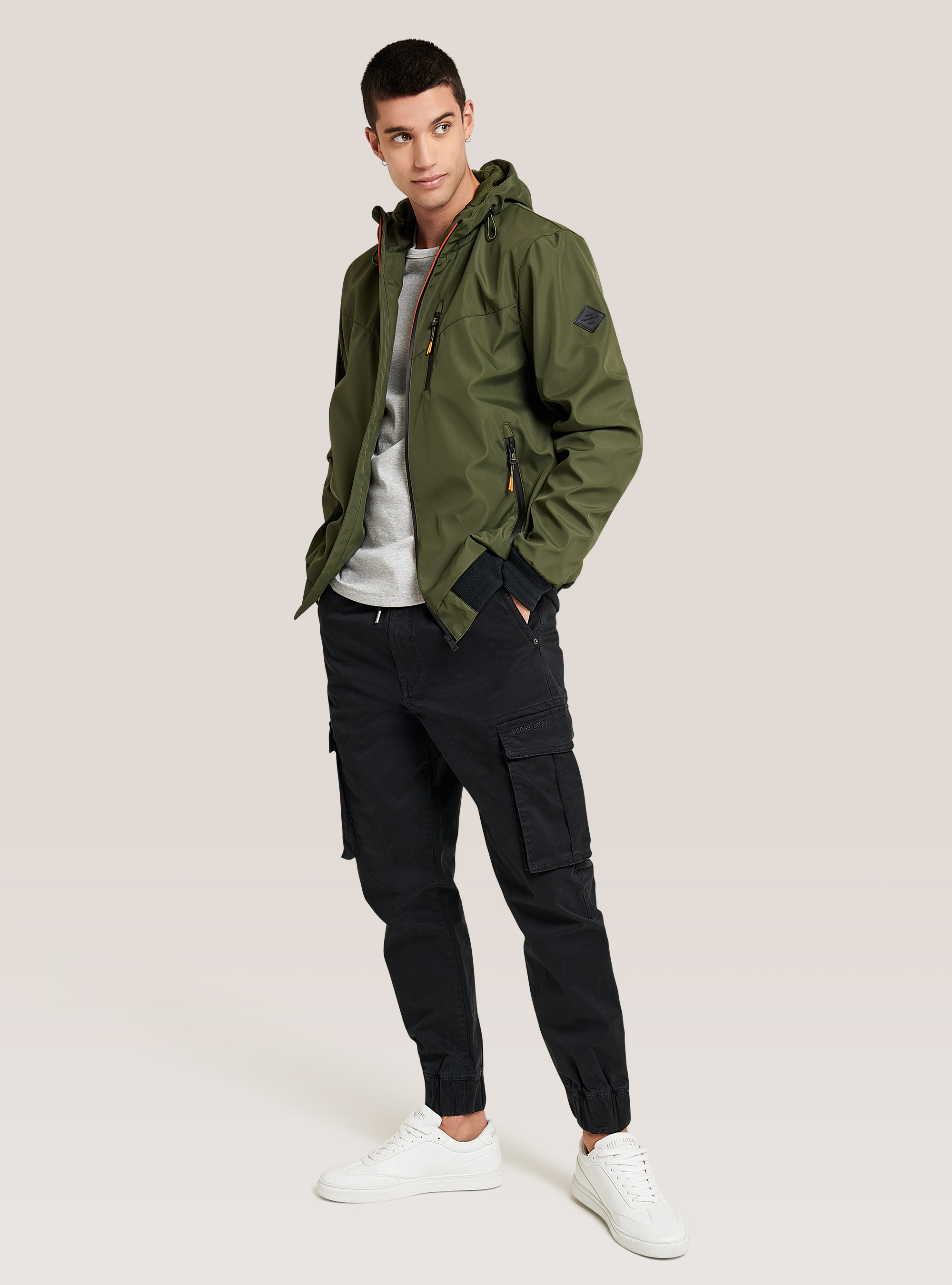 Bomber con capucha antiviento