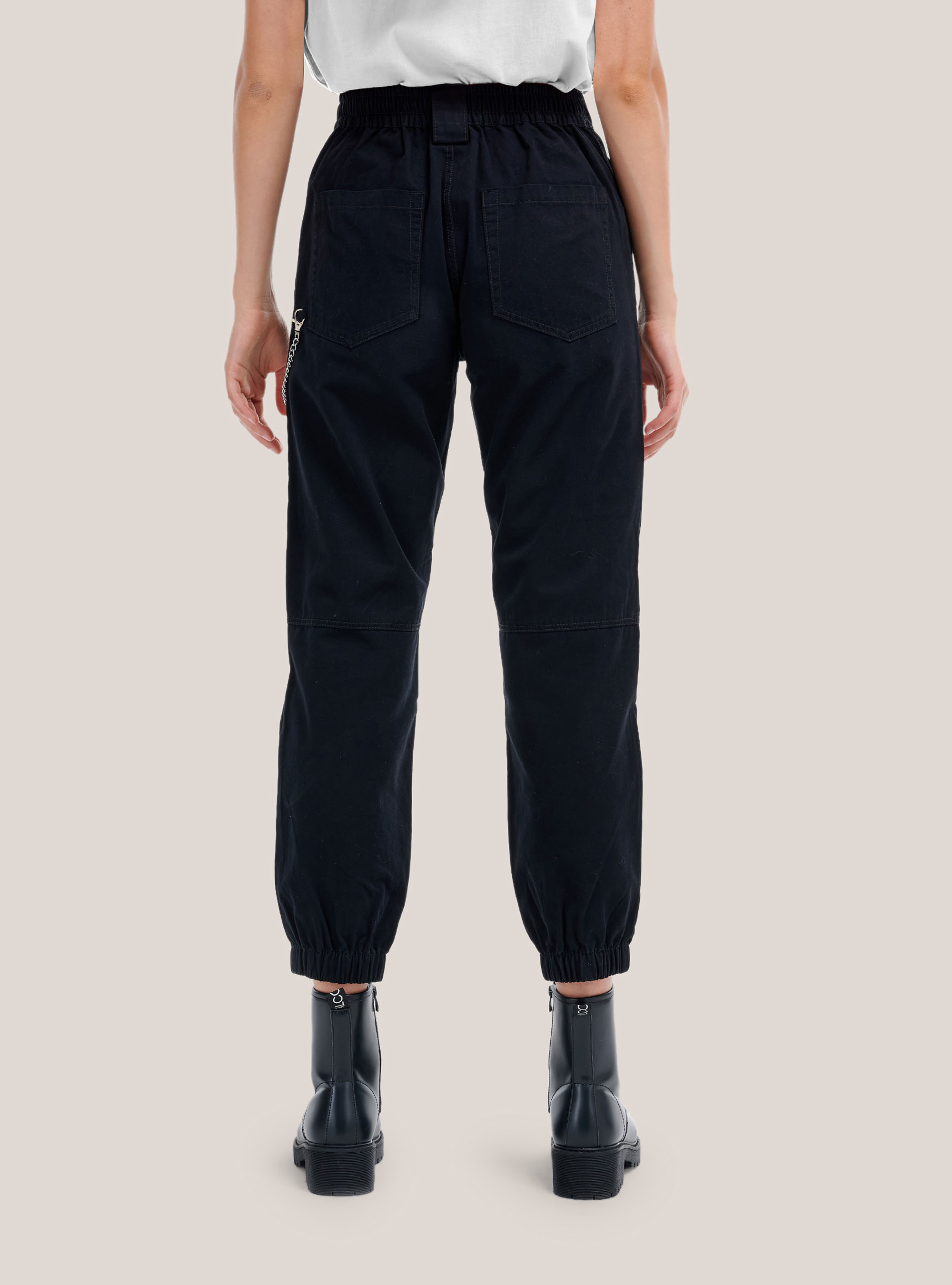 Jogger trousers with chain