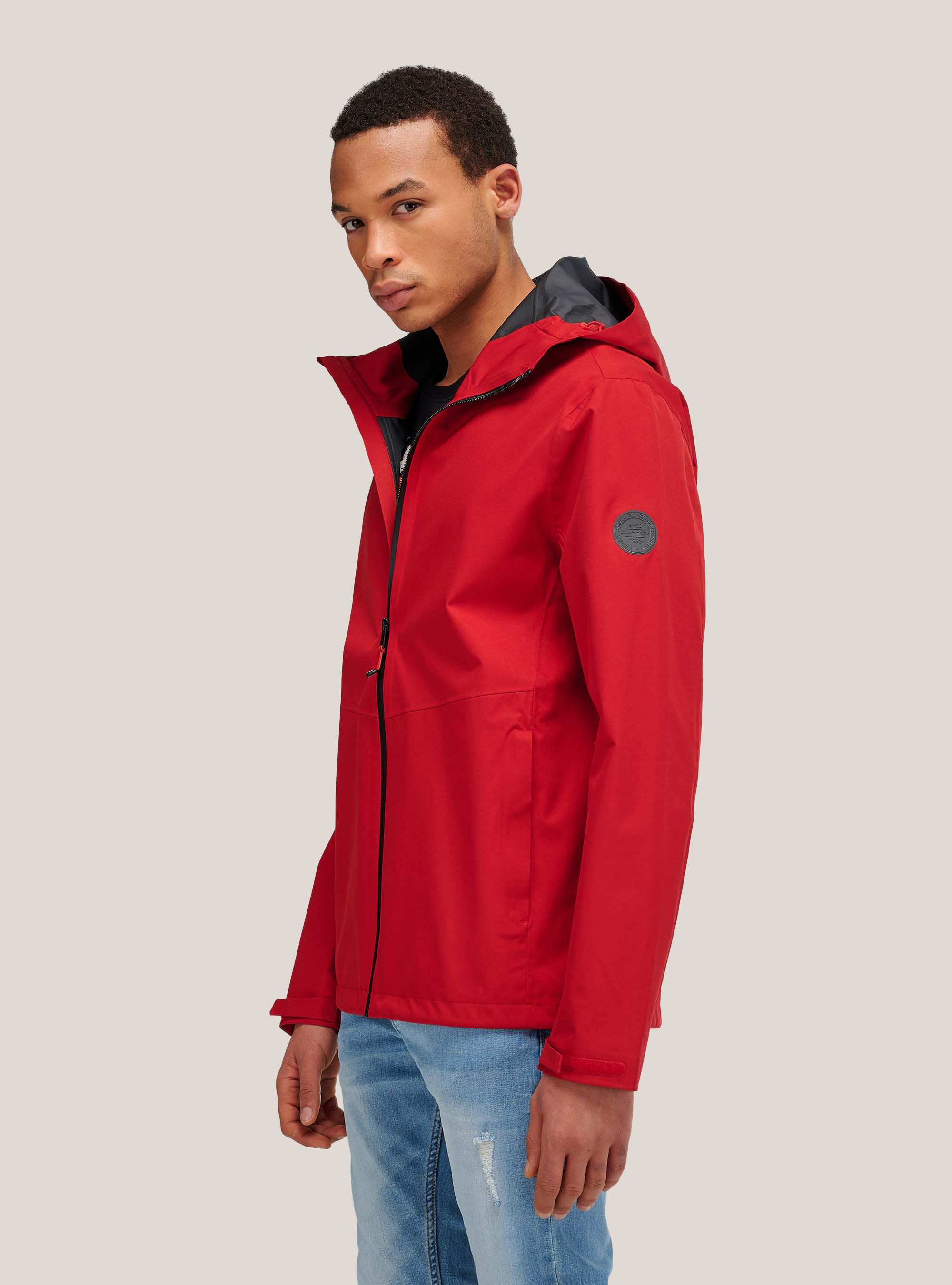 Slim Fit Weste aus technischem Stoff, C3344 RED