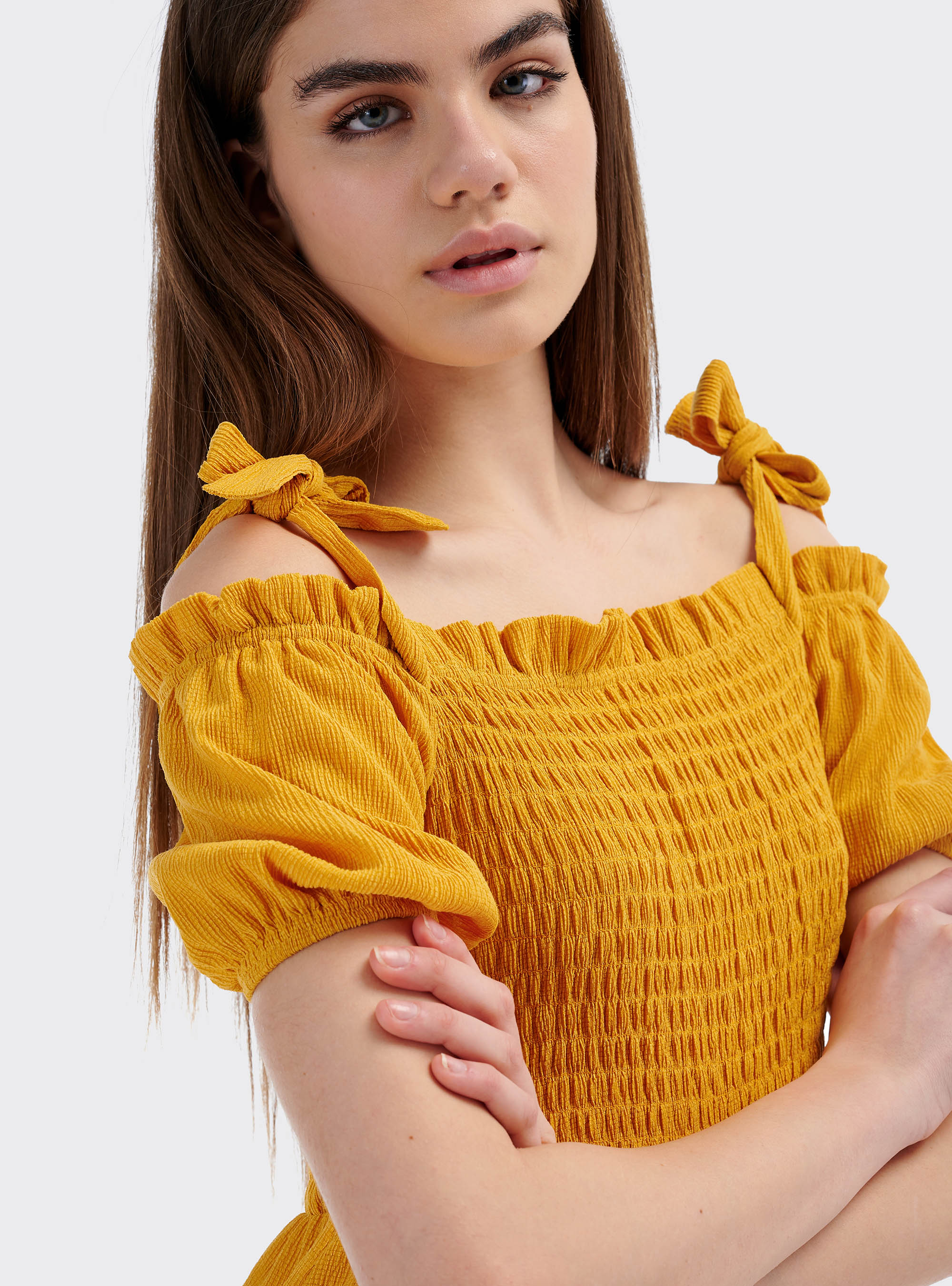 Vestito midi spalle scoperte e maniche corte a sbuffo, C719 SENAPE