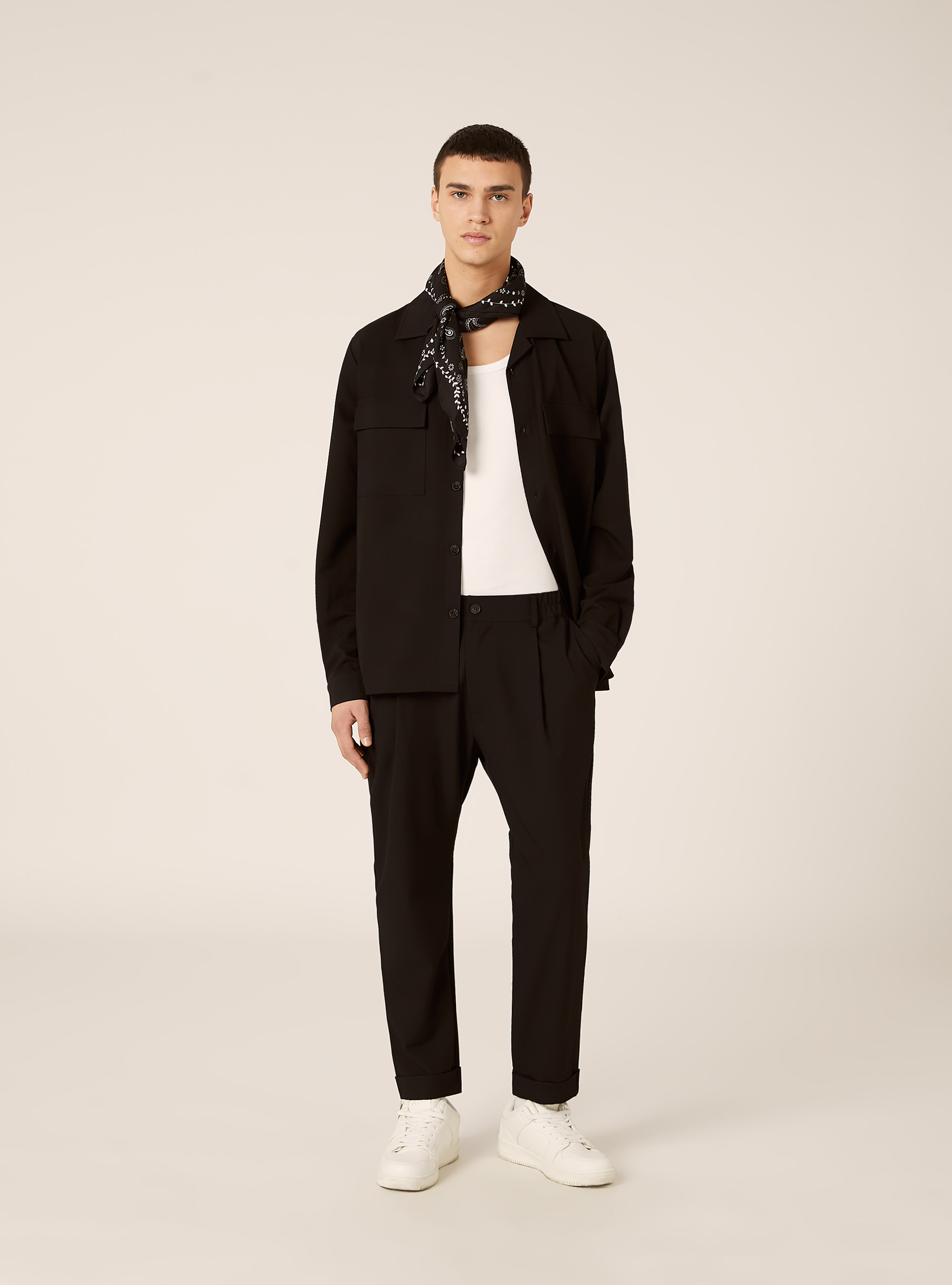 Pantaloni carrot fit con pinces, BK1 BLACK