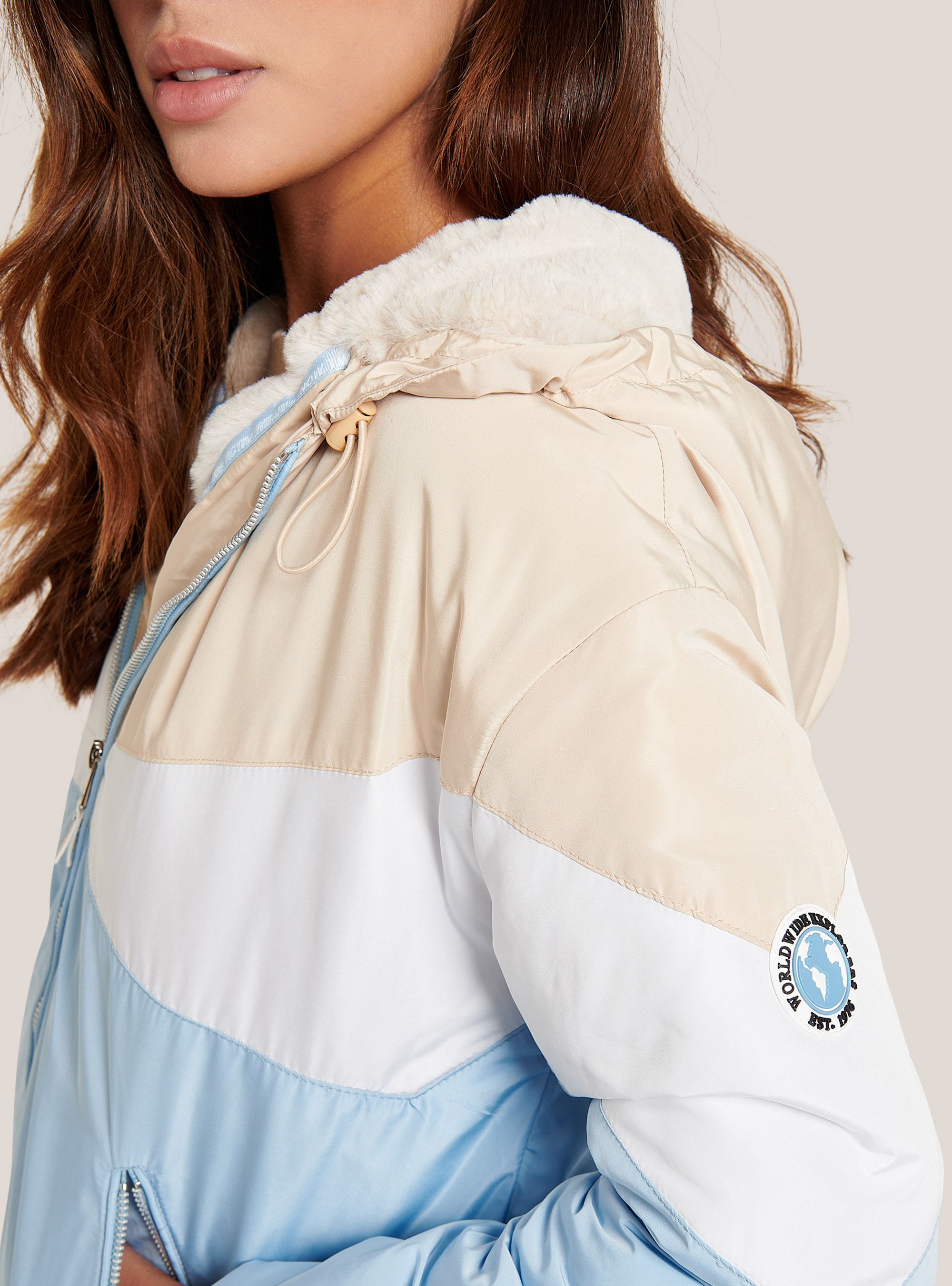 Veste color e avec capuche en fausse fourrure