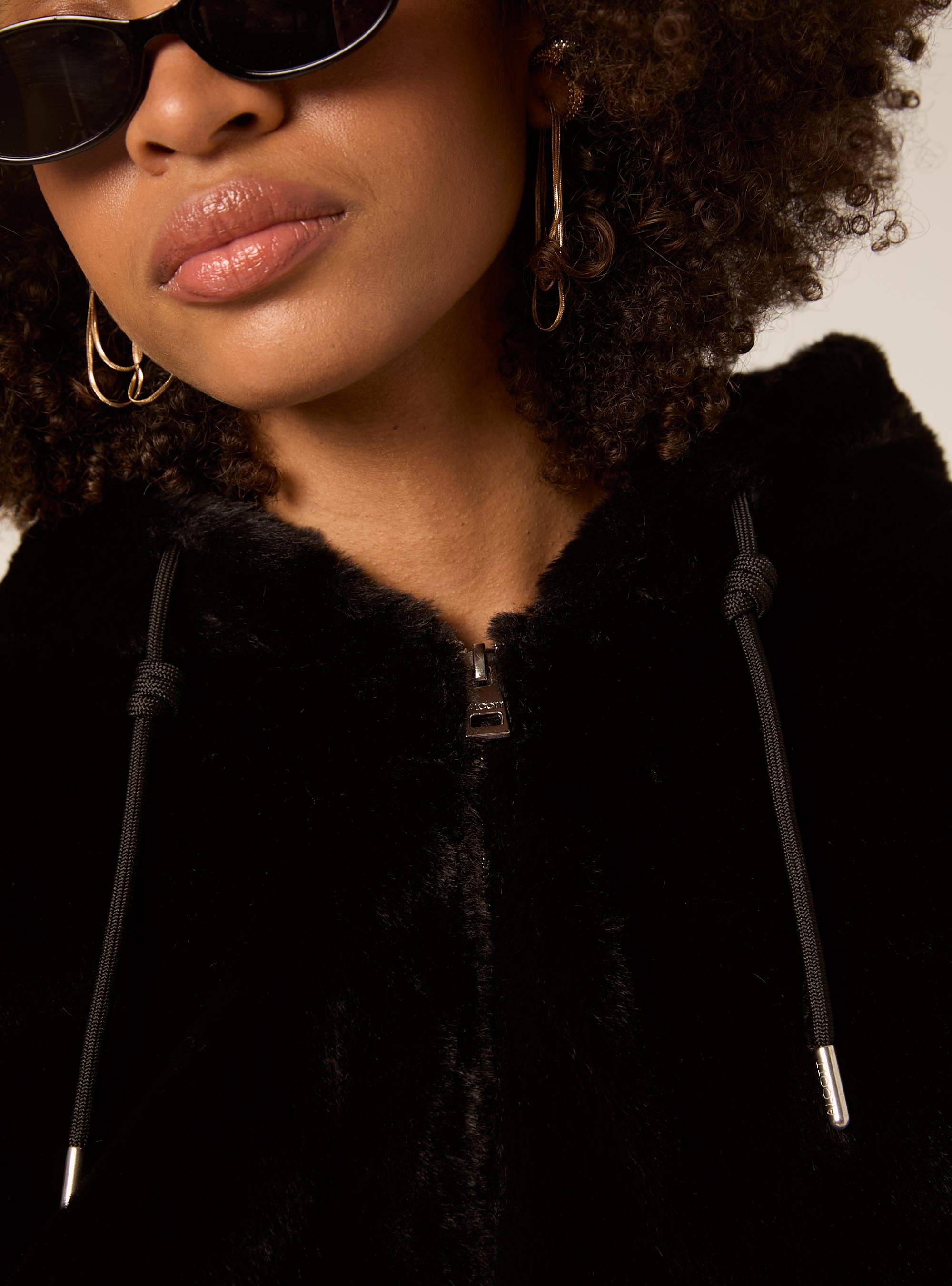 Giubbotto con cappuccio in pelliccia sintetica, BK1 BLACK