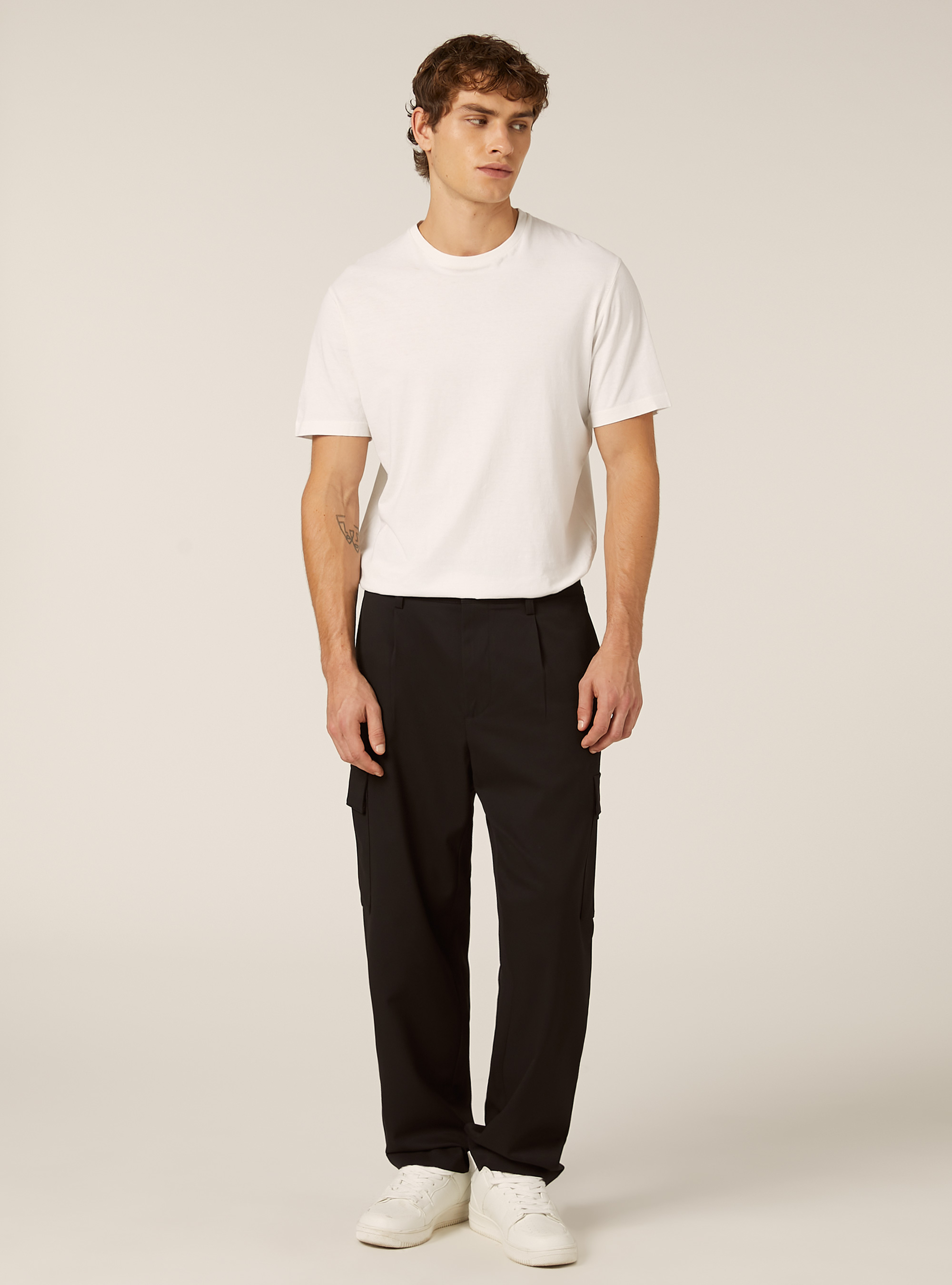 Pantaloni con tasconi e una pince, BK1 BLACK