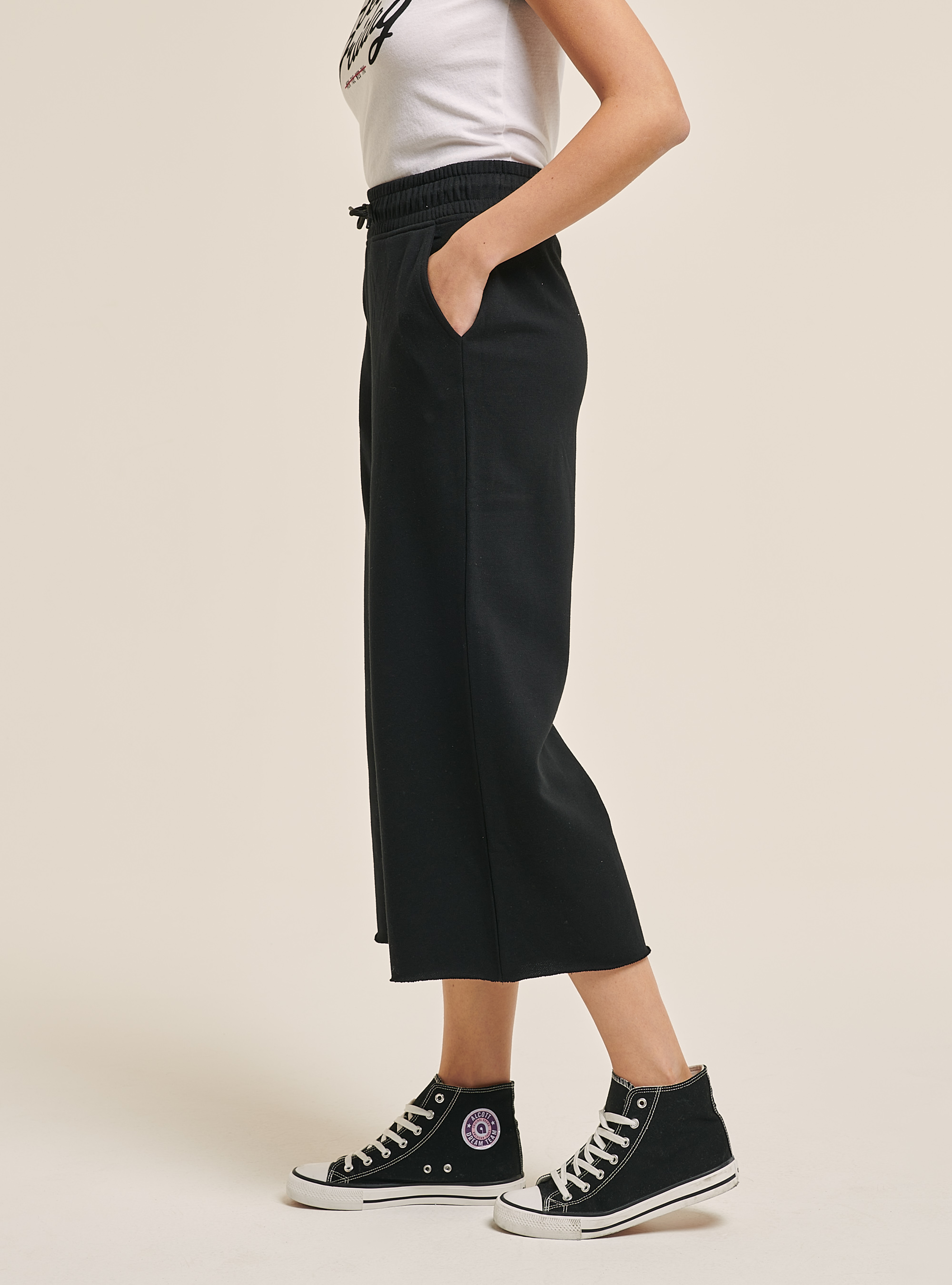 Cropped sweatshirt trousers with elastic waistband, BLACK