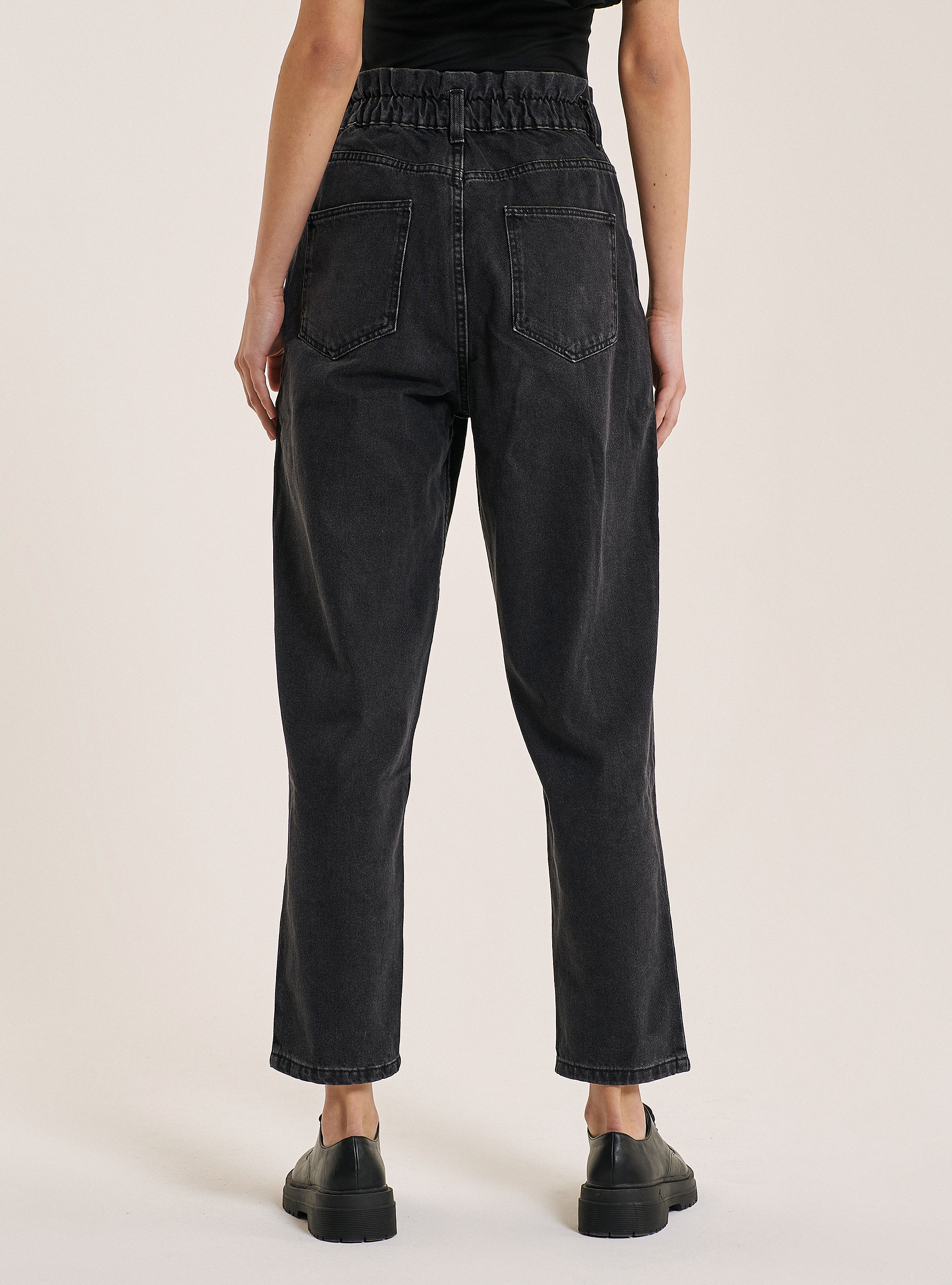 Slouchy fit jeans in organic cotton with elastic waistband, BLACK