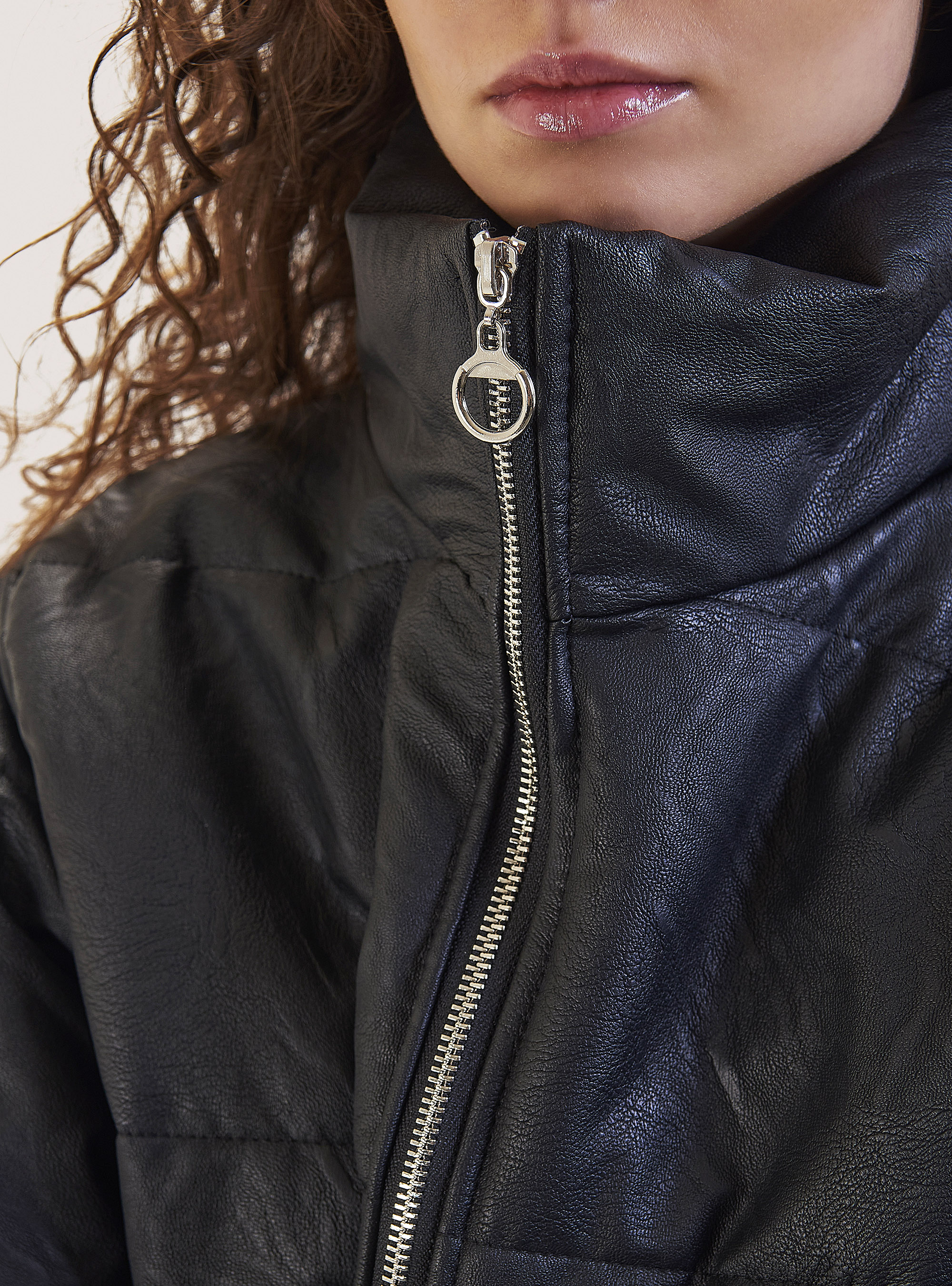 Giubbotto bomber cropped in ecopelle, BK1 BLACK