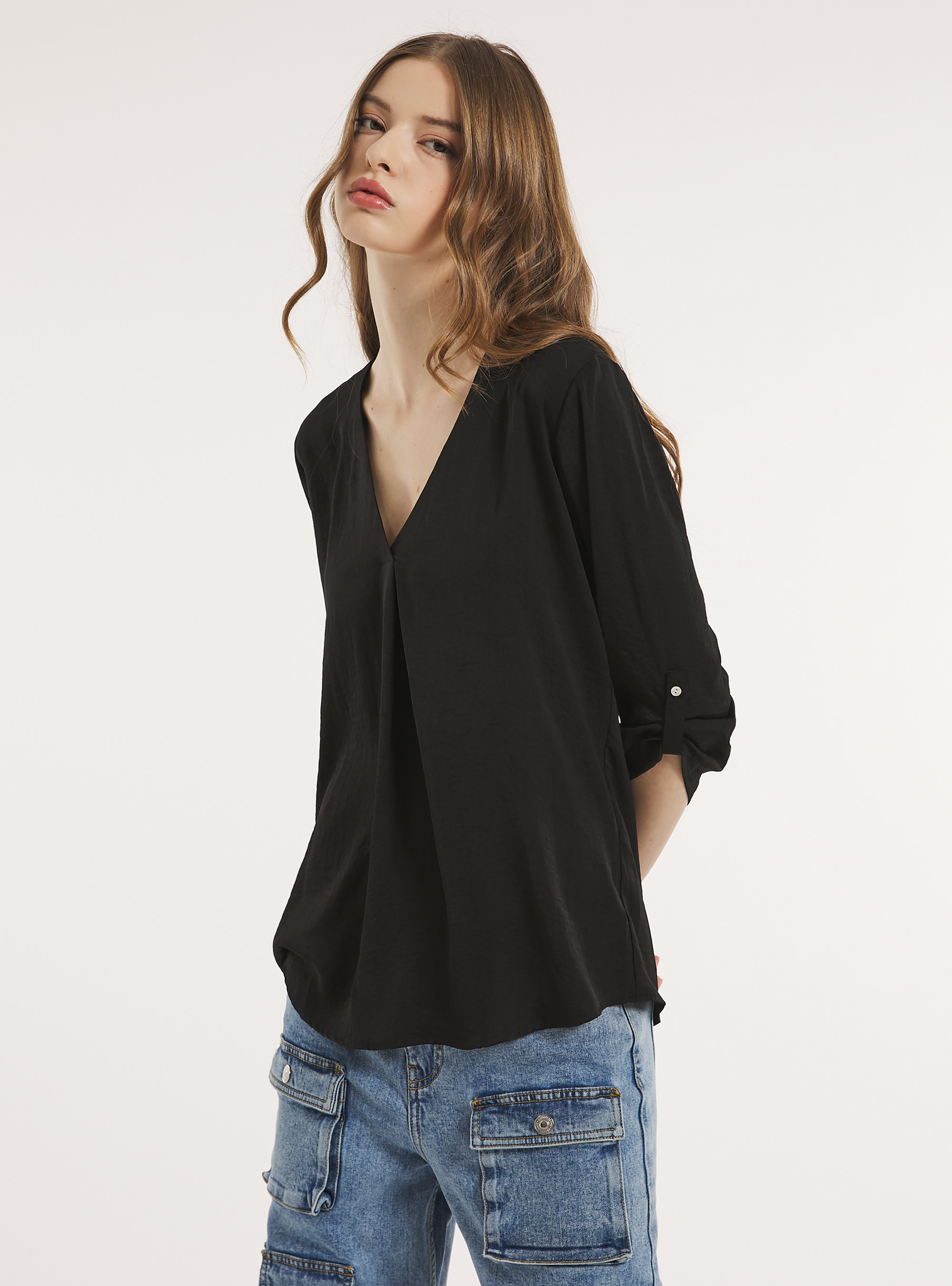 Blusa con scollo a v in satin, BK1 BLACK