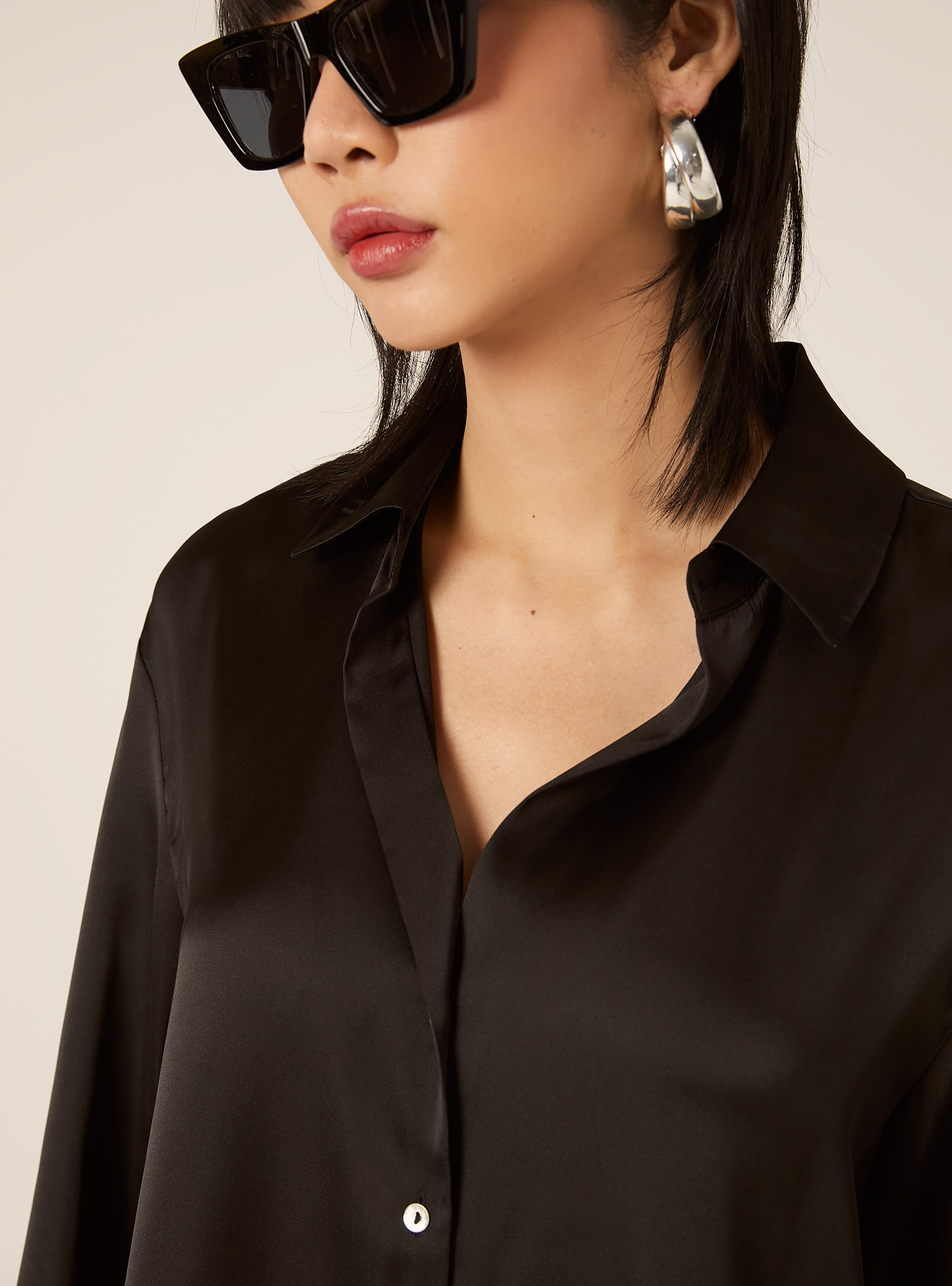 Camicia in satin con colletto a revers, BK1 BLACK