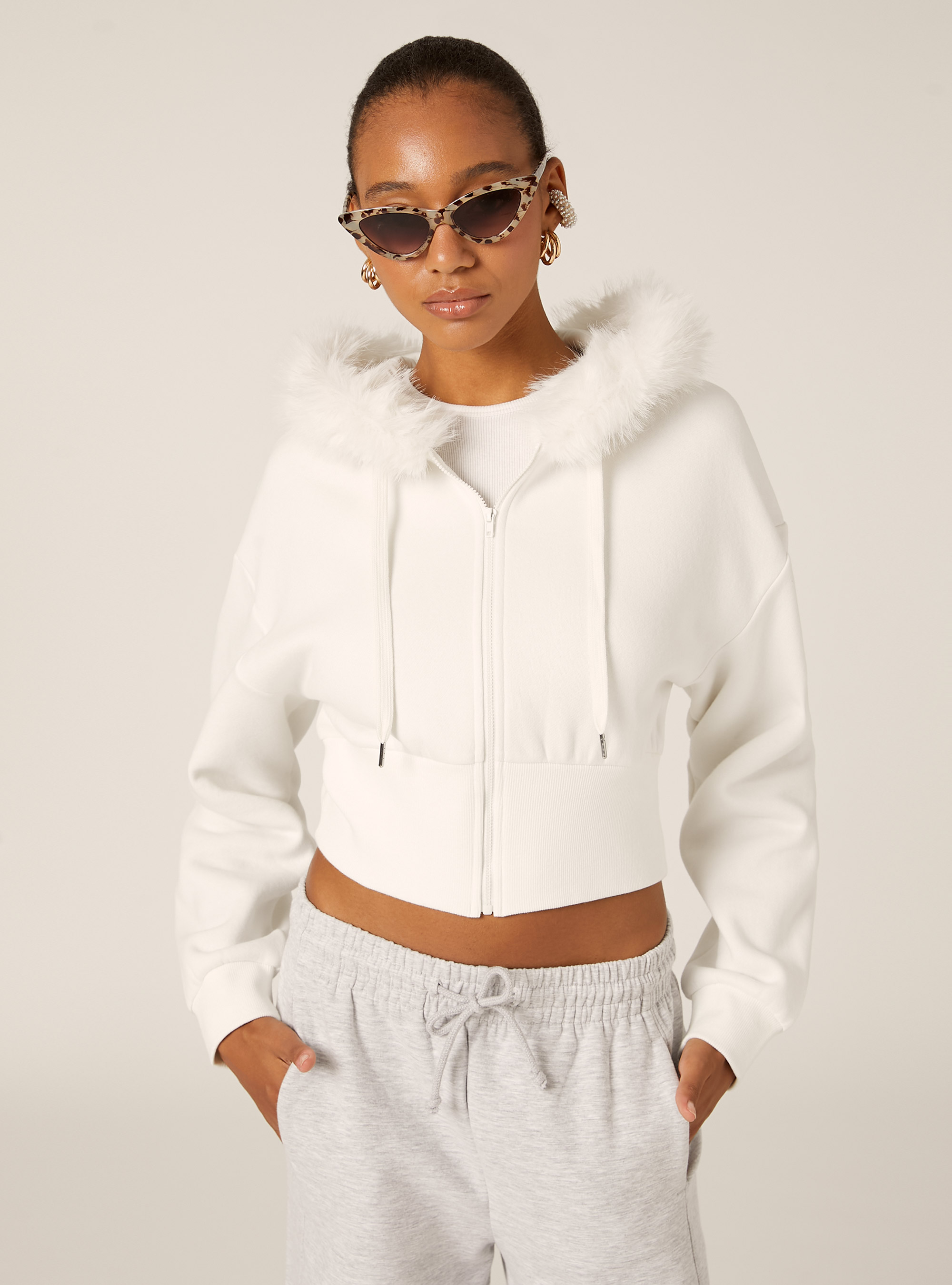 Sudadera corta con capucha de piel, WH1 OFF WHITE