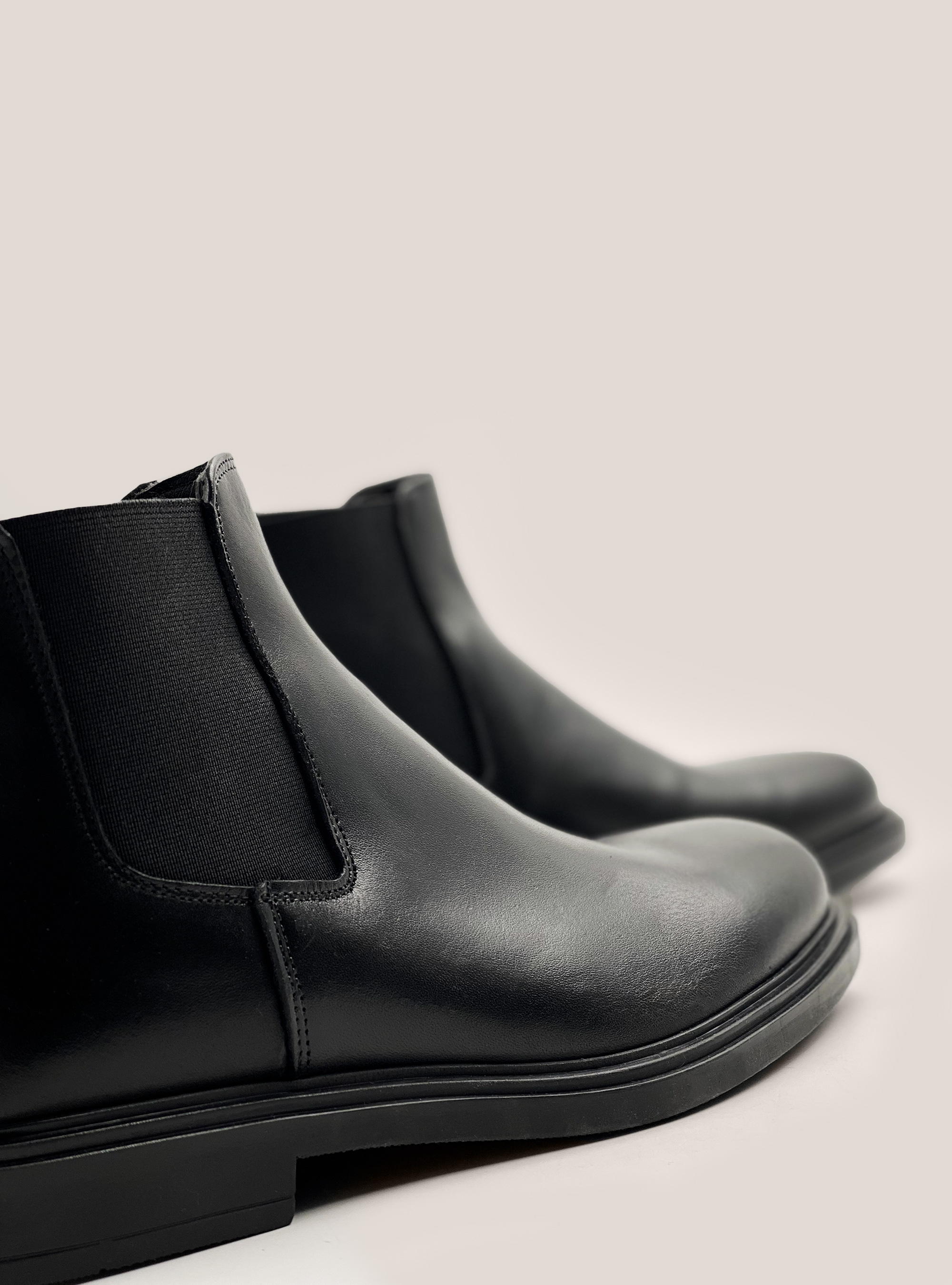 Stivaletto in vera pelle con elastico laterale, BLACK