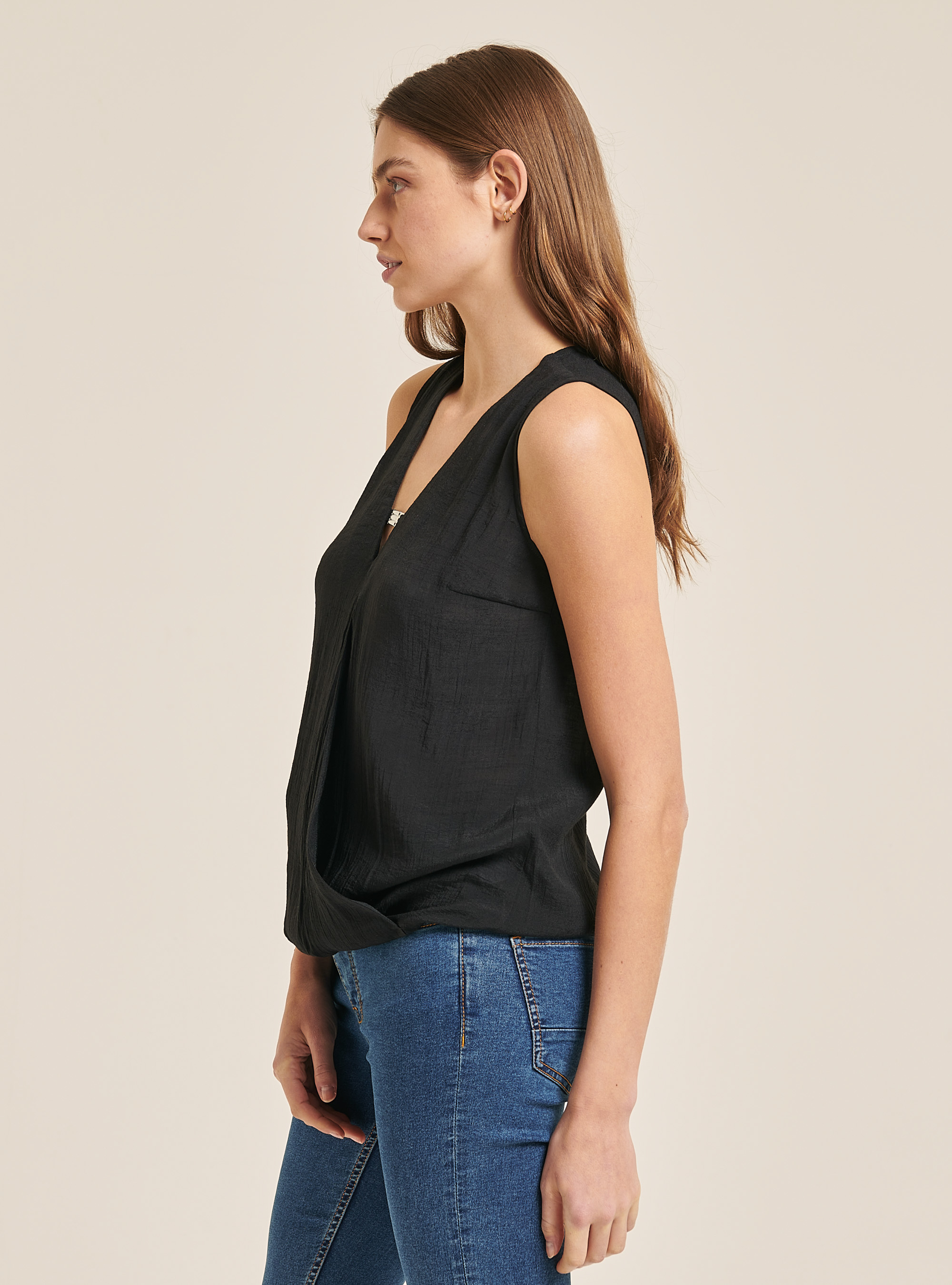 Basic blouse with neckline detail, BLACK
