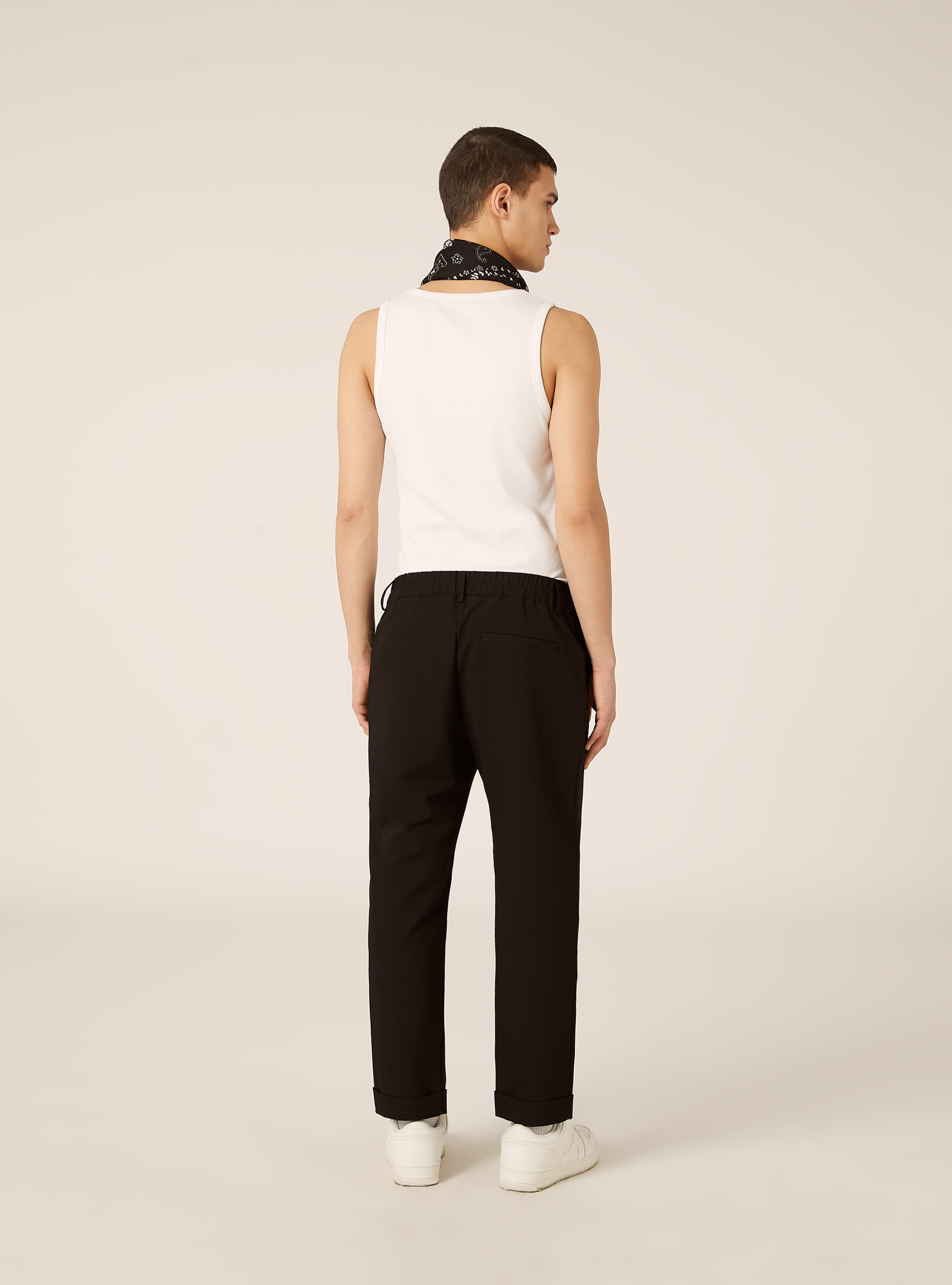 Pantaloni carrot fit con pinces, BK1 BLACK