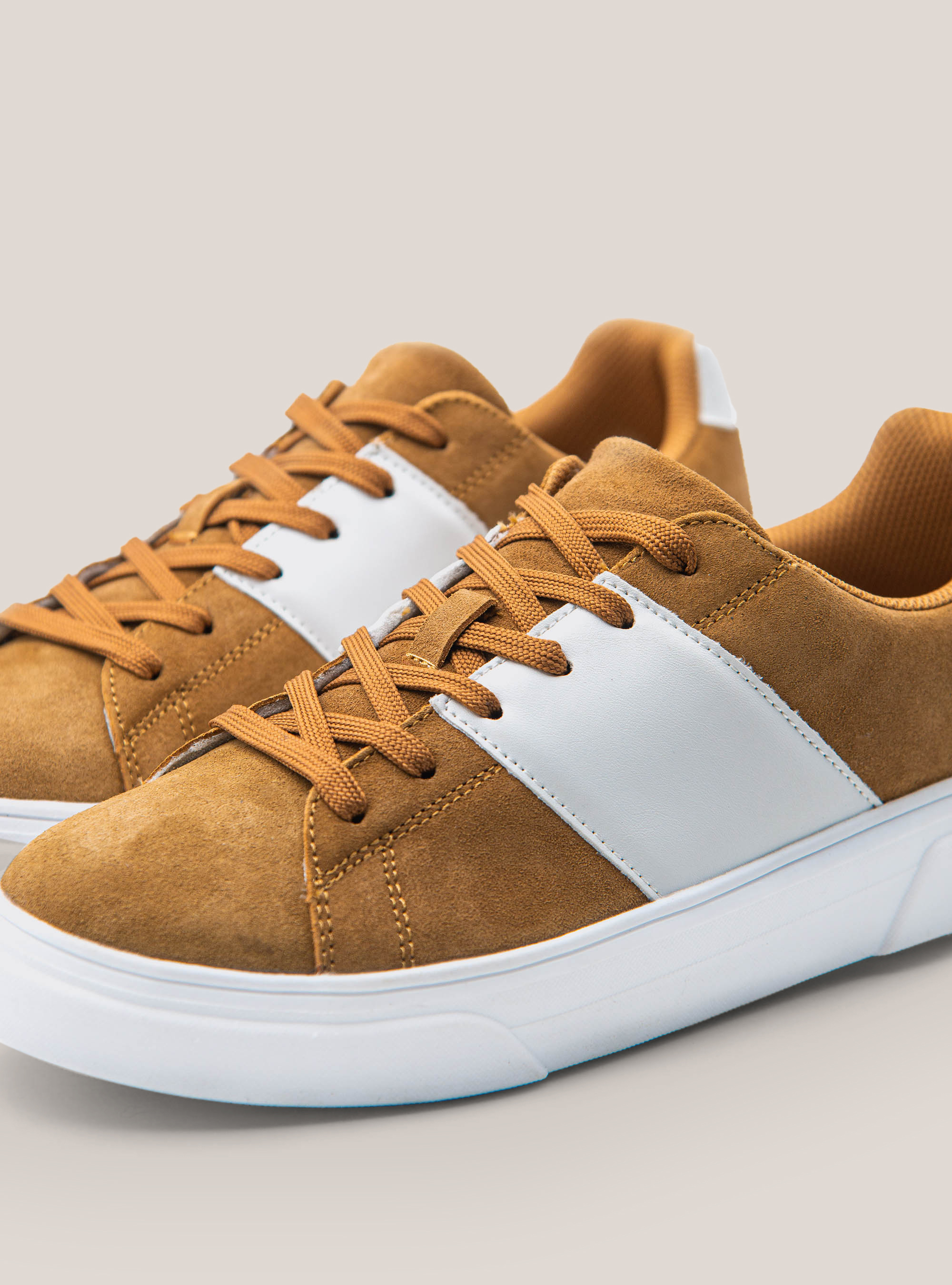 Sneakers in vera pelle scamosciata con bande laterali, C5511 TOBACCO