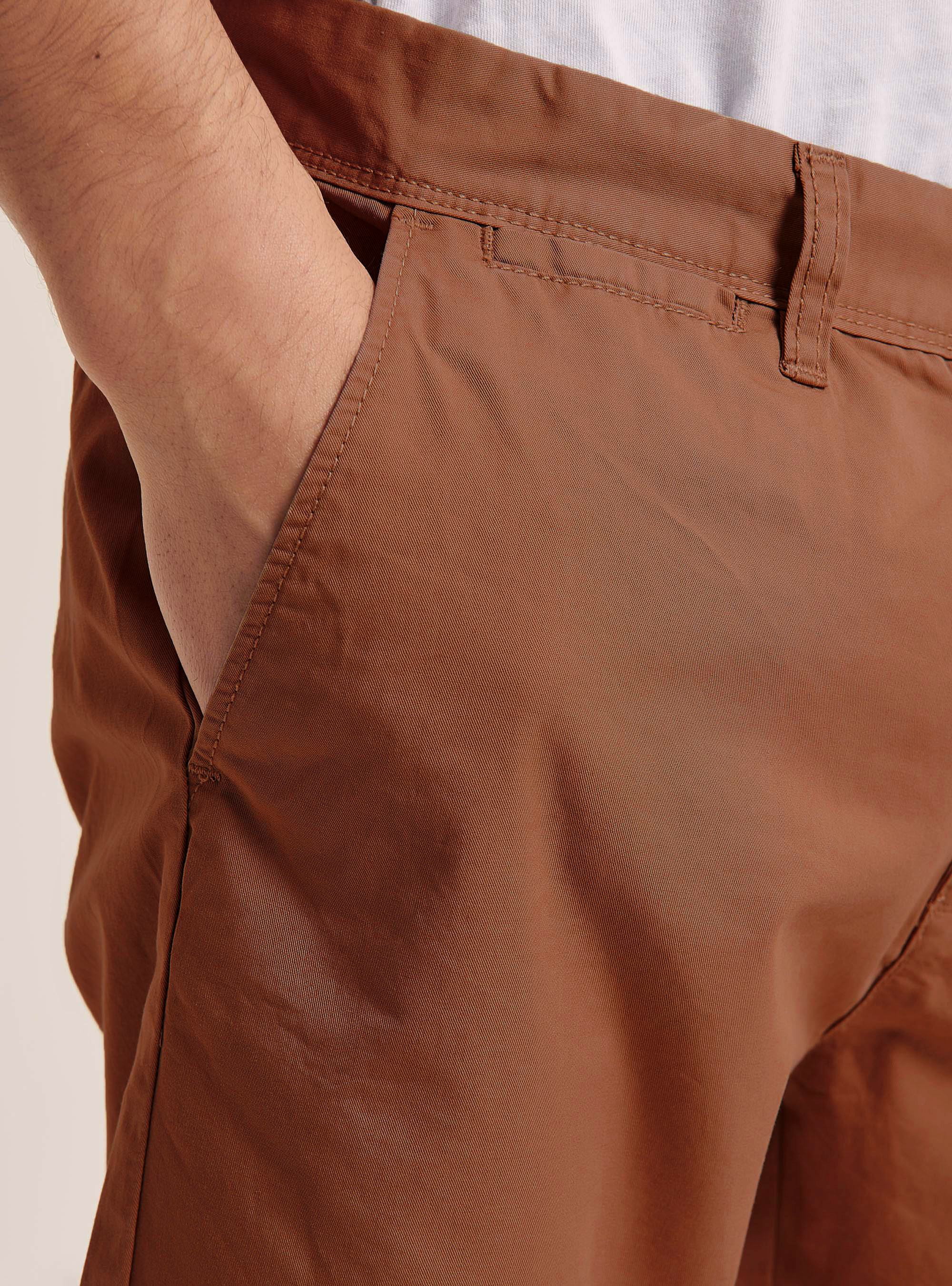 Bermudas de sarga de ajuste liso, BR2 BROWN MEDIUM