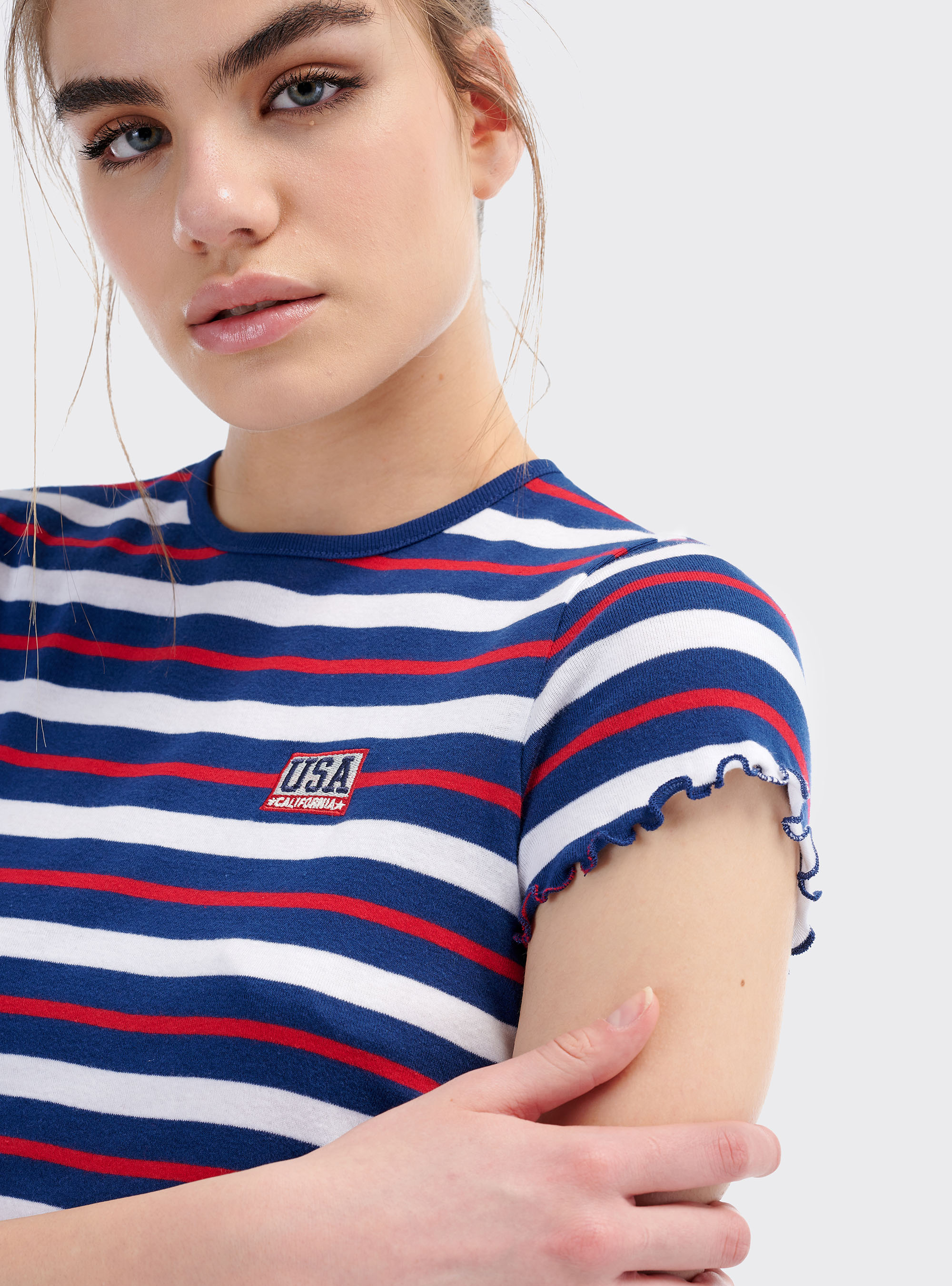 Maglietta a costine cropped a righe con patch ricamato, MULTICOLOR