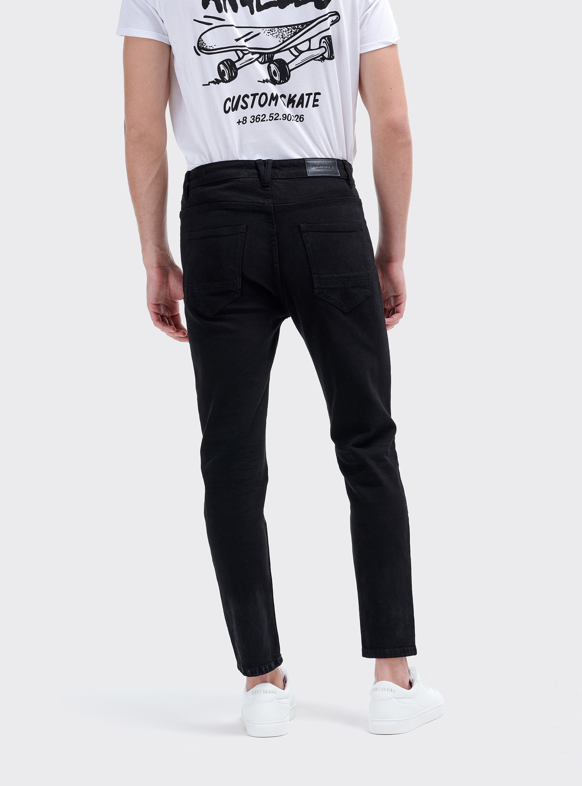 Pantaloni 5 tasche carrot fit con rotture, NERO