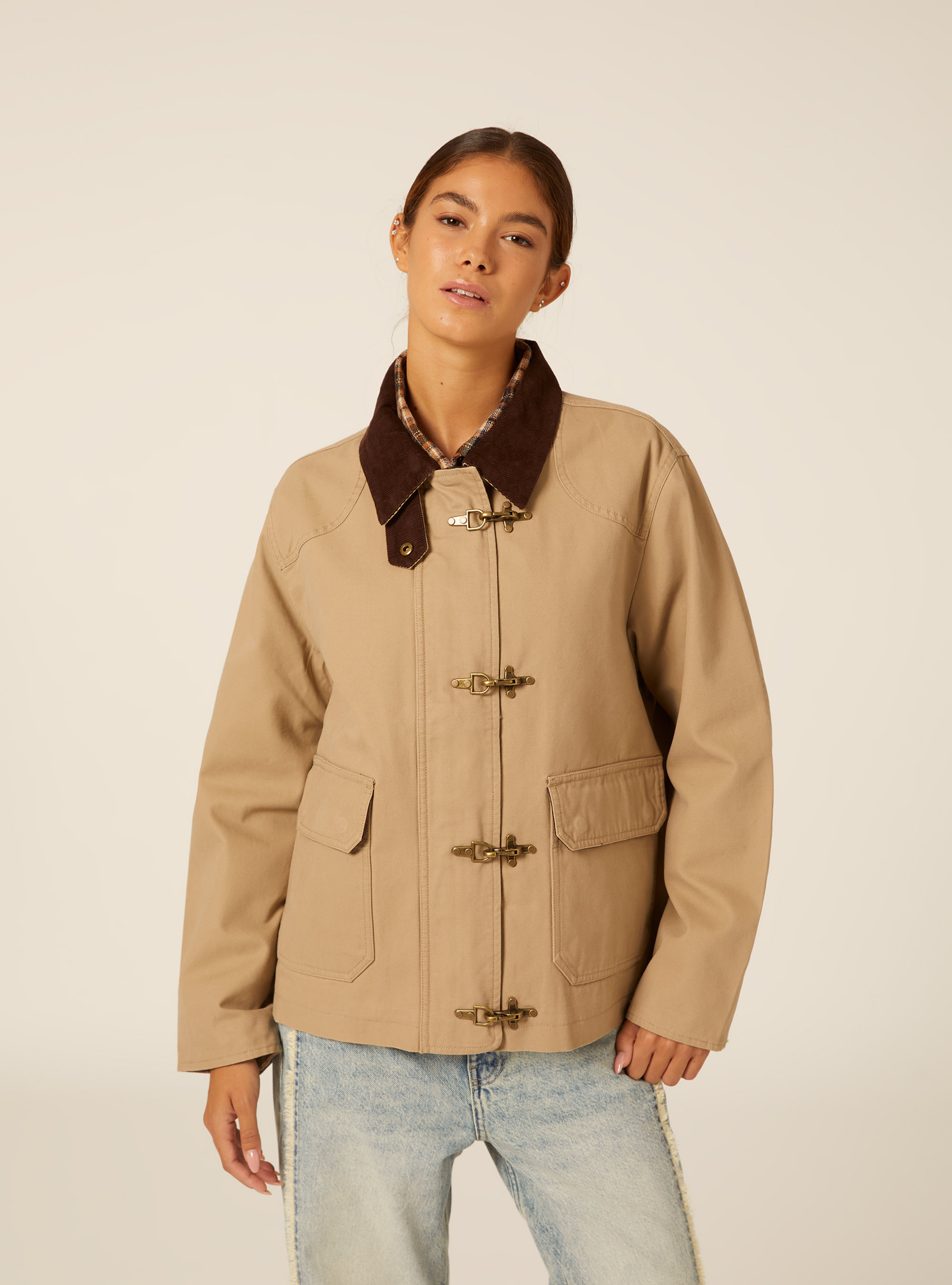 Chaqueta con cuello de pana y cierres de gancho, BG1 BEIGE DARK