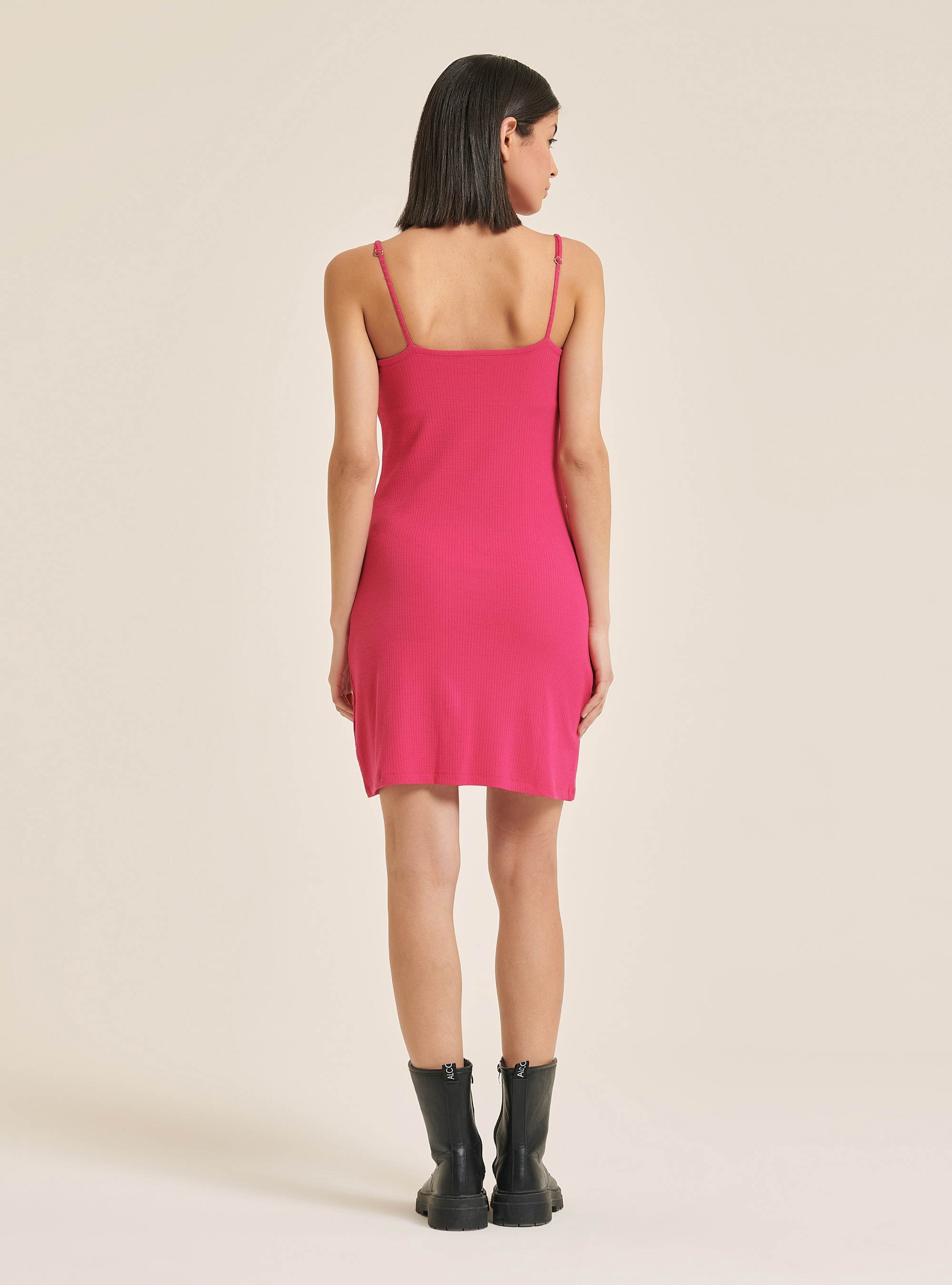 Geripptes Minikleid mit Schulterriemen, C4435 FUXIA