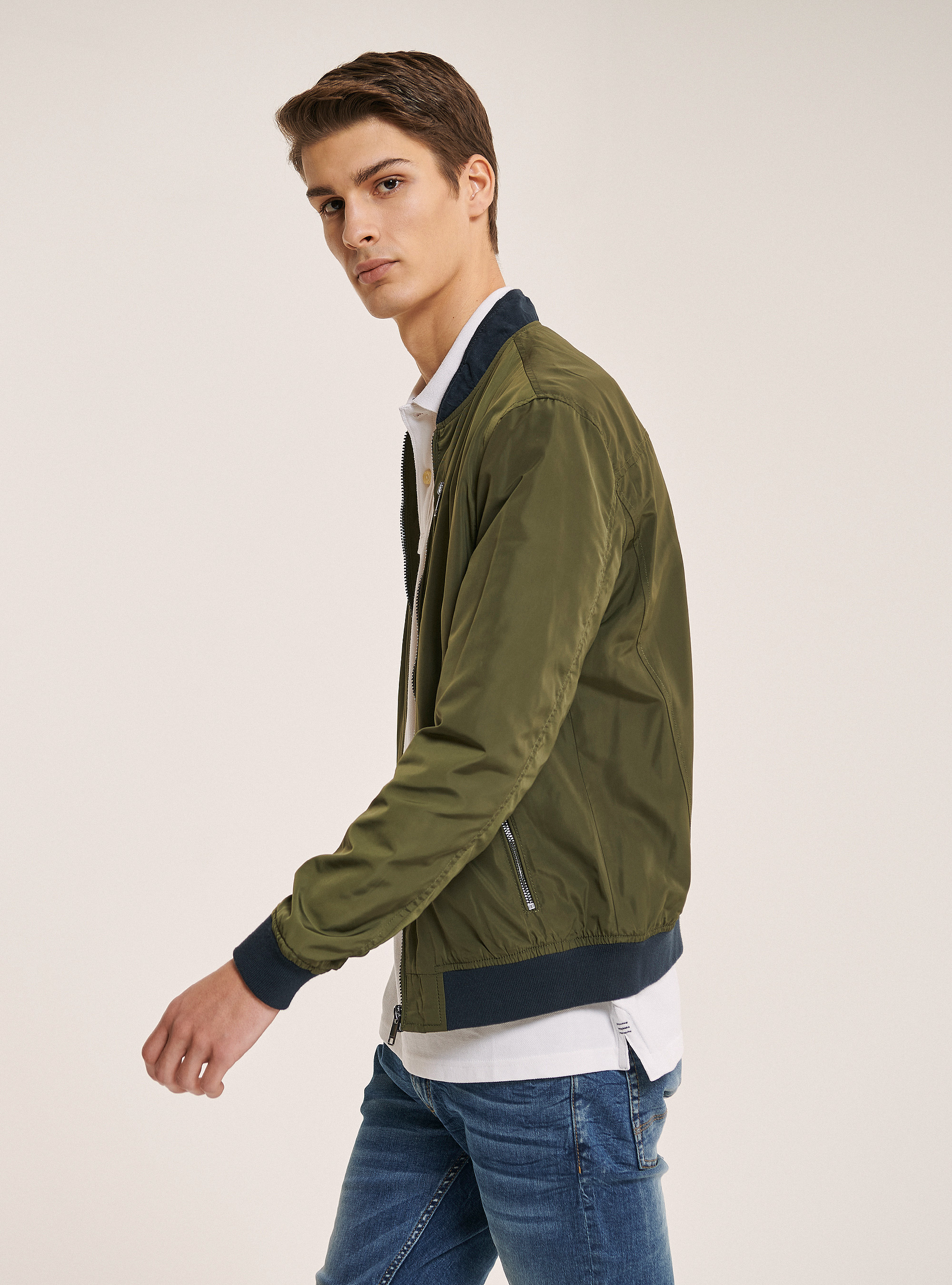 Einfarbige Jacke mit Zip, C6573 KAKY